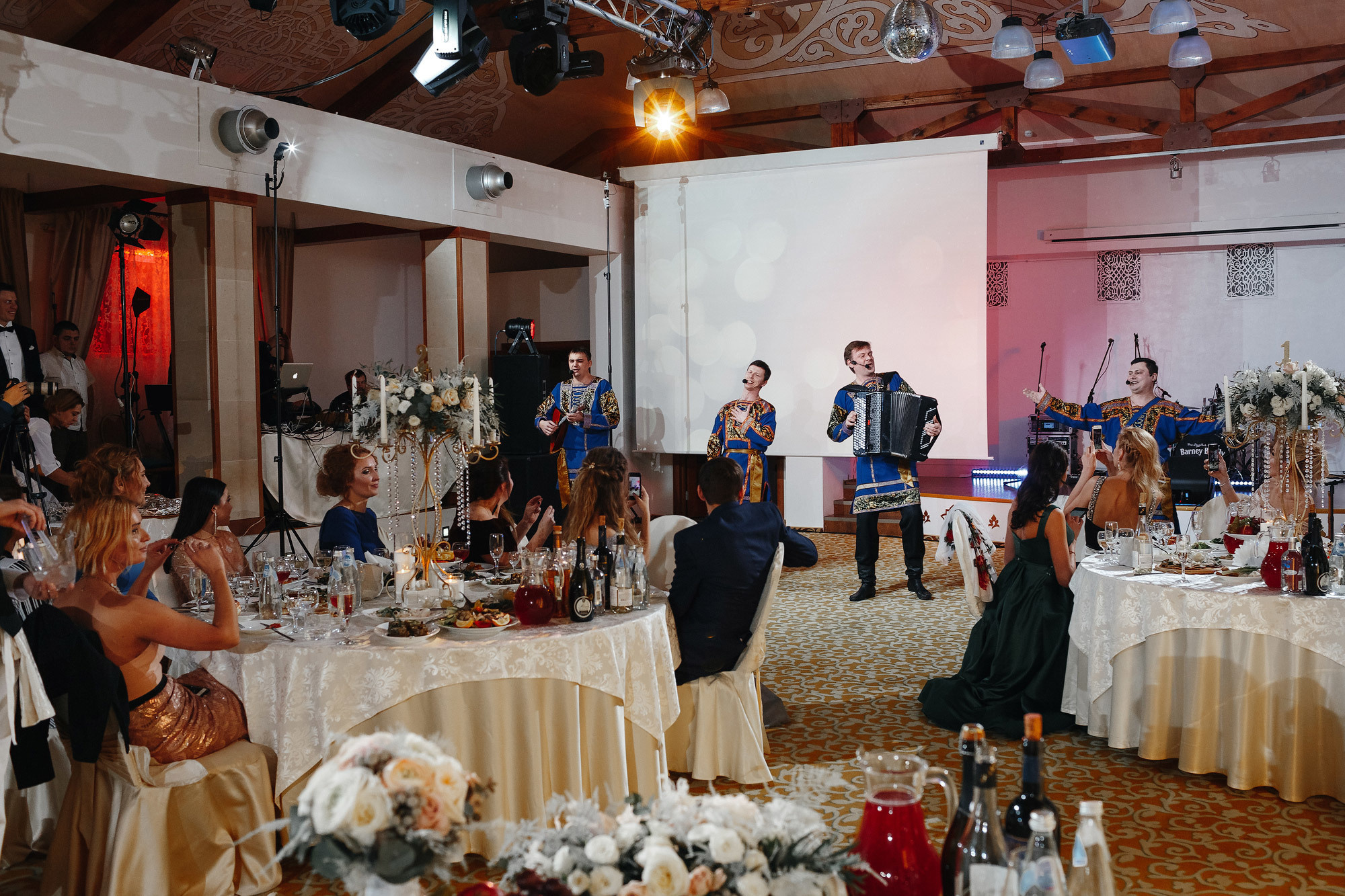 Свадьба в Пушкарской слободе, г. Суздаль, Россия. Фотограф Сергей Наставник. Рекламная фотосъемка любой сложности