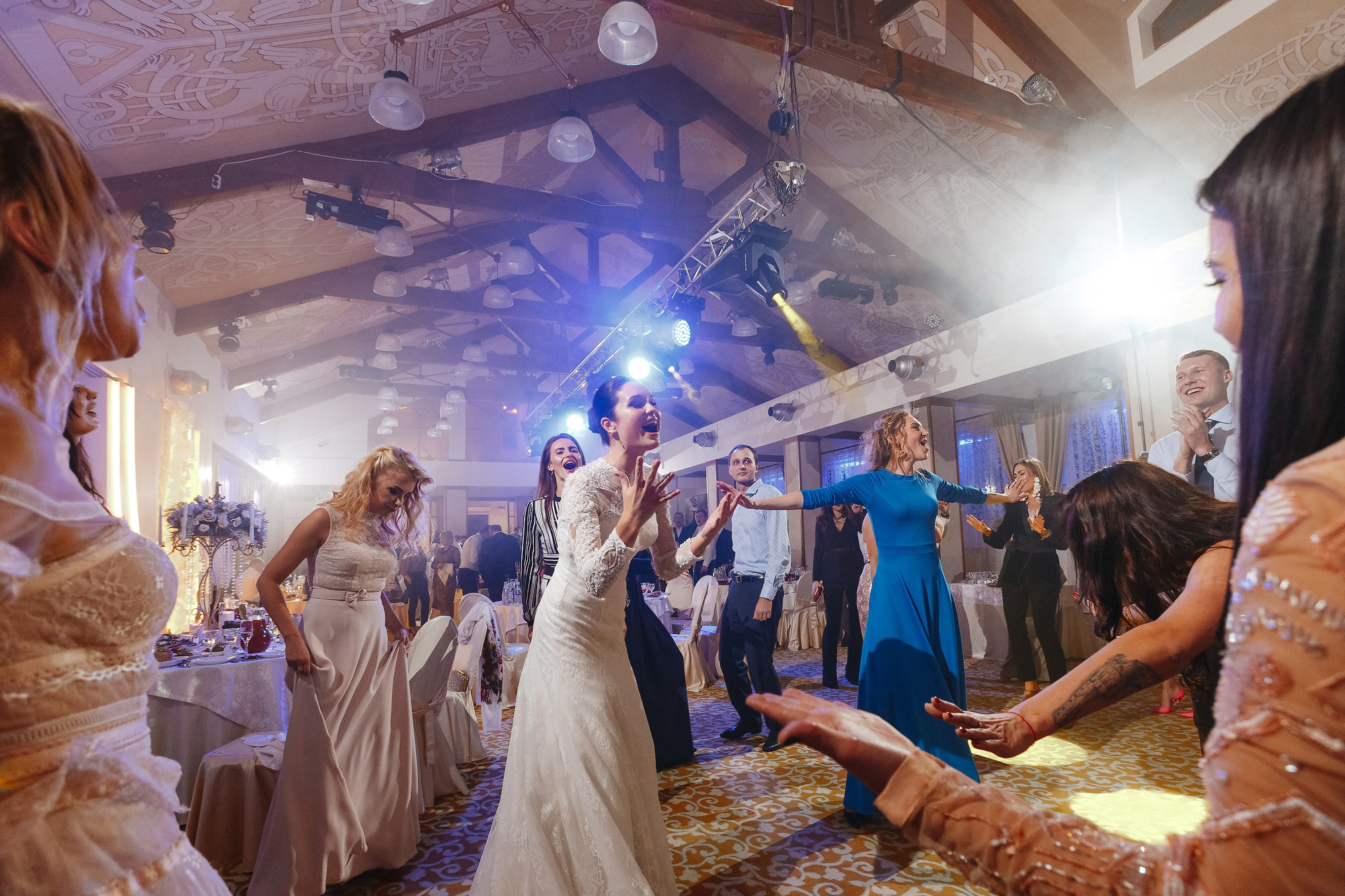 Свадьба в Пушкарской слободе, г. Суздаль, Россия. Фотограф Сергей Наставник. Рекламная фотосъемка любой сложности