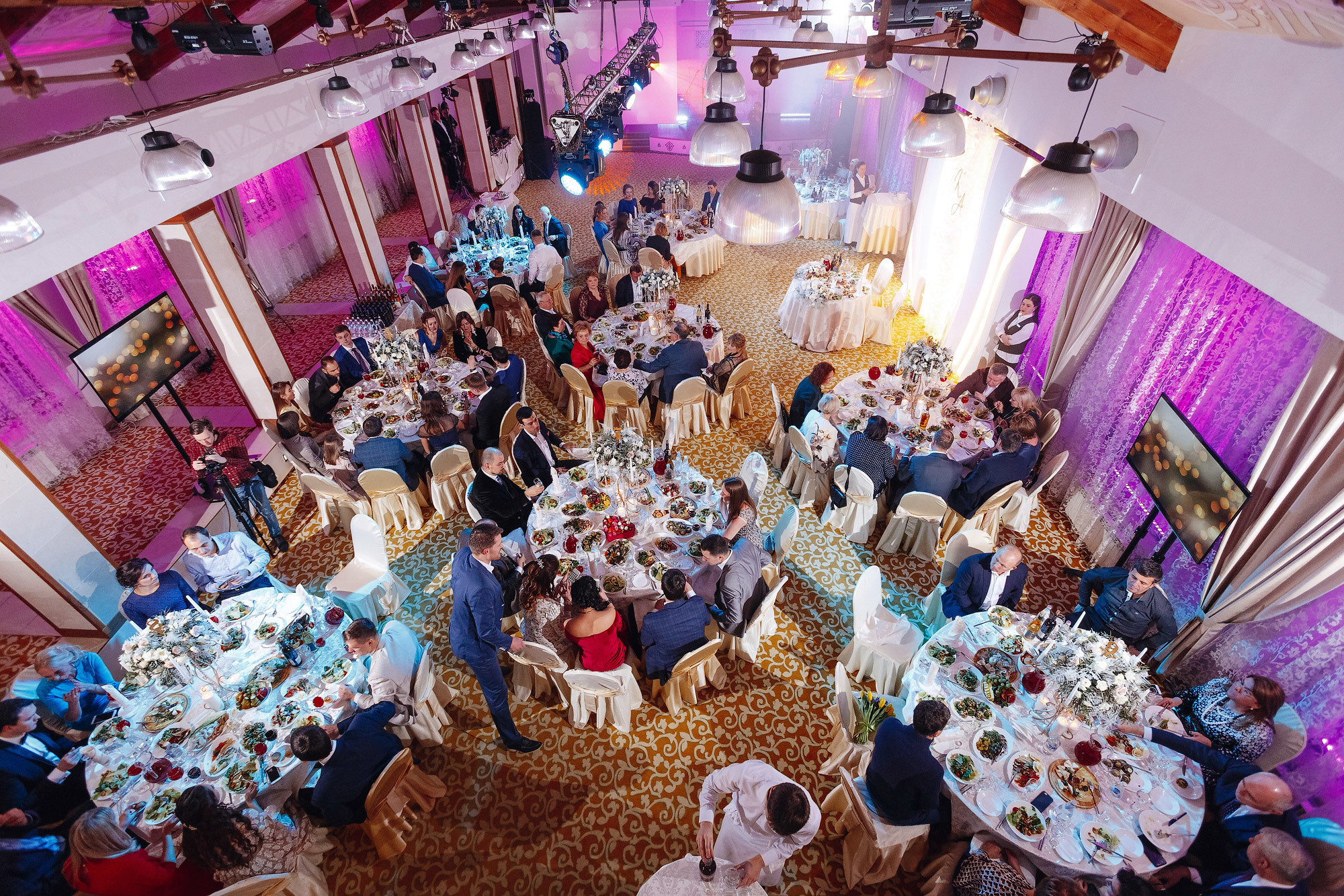 Свадьба в Пушкарской слободе, г. Суздаль, Россия. Фотограф Сергей Наставник. Рекламная фотосъемка любой сложности