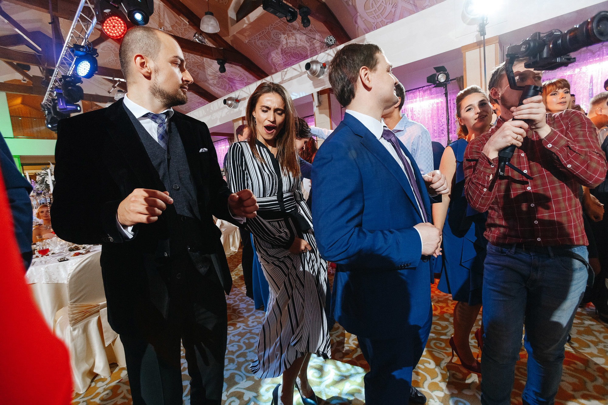 Свадьба в Пушкарской слободе, г. Суздаль, Россия. Фотограф Сергей Наставник. Рекламная фотосъемка любой сложности