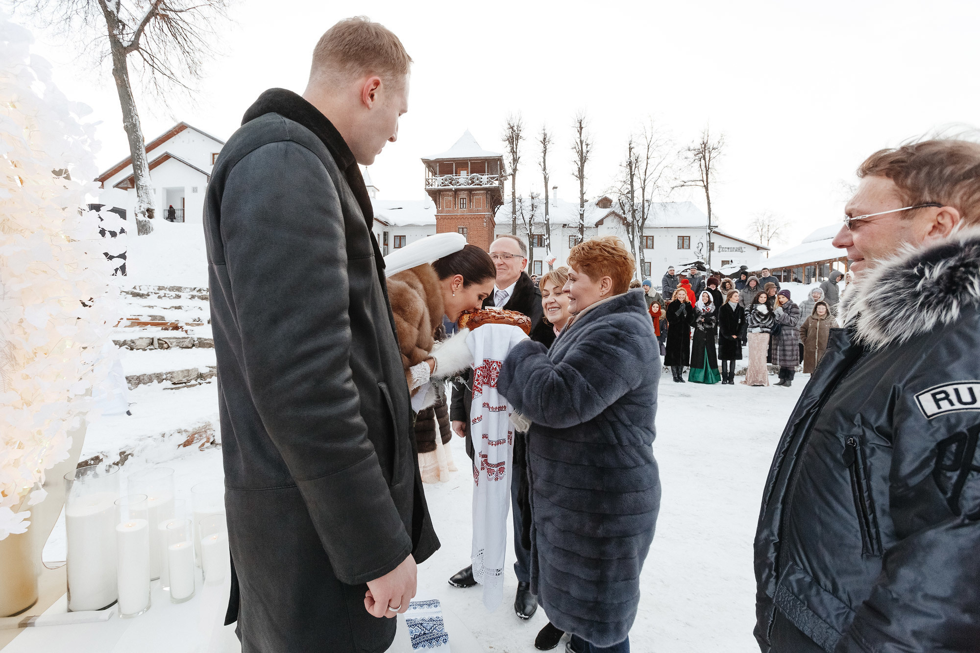 Свадьба в Пушкарской слободе, г. Суздаль, Россия. Фотограф Сергей Наставник. Рекламная фотосъемка любой сложности