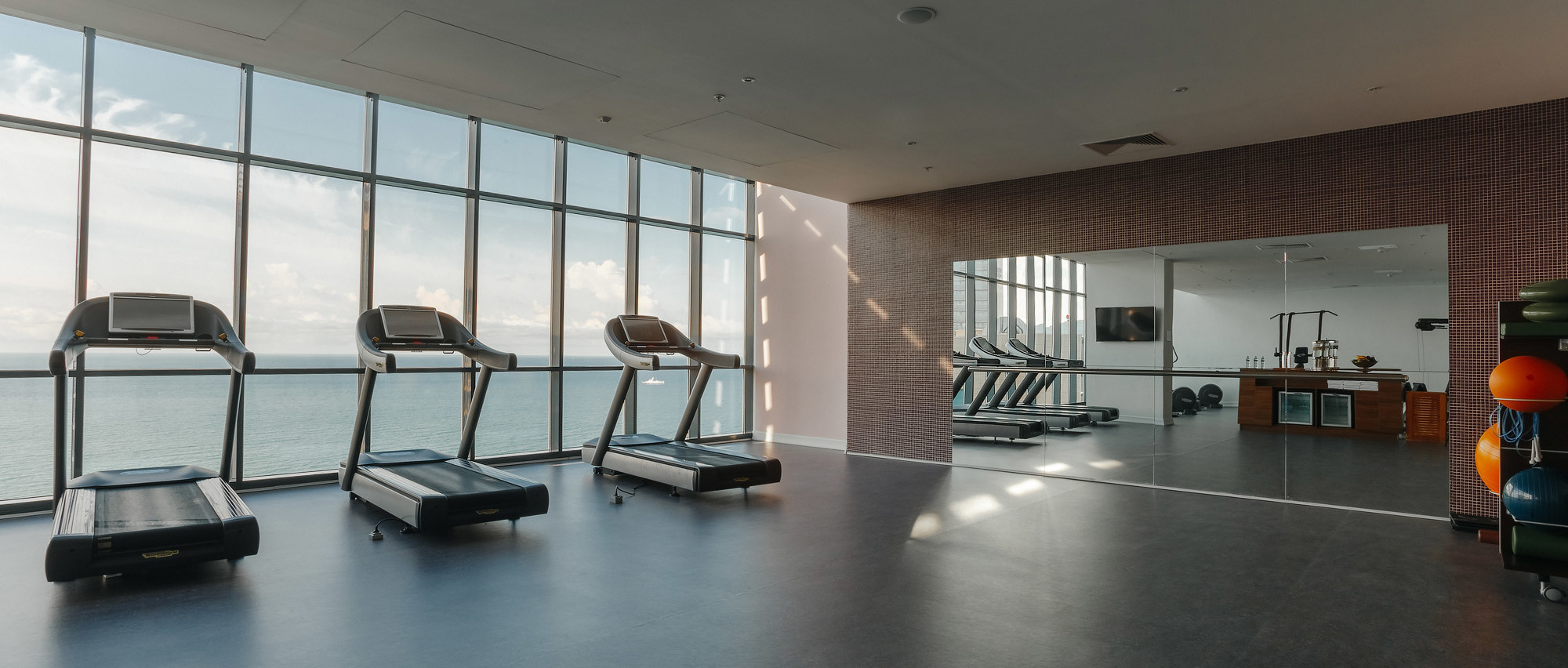 интерьерная фотосъемка гостиниц и отелей в Сочи вид из окна на море