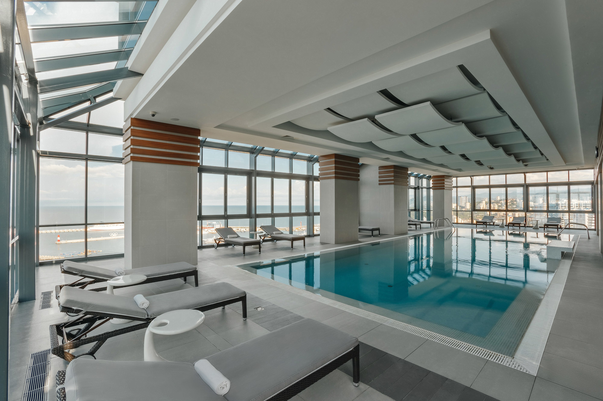 бассейн с видом на море в Сочи 