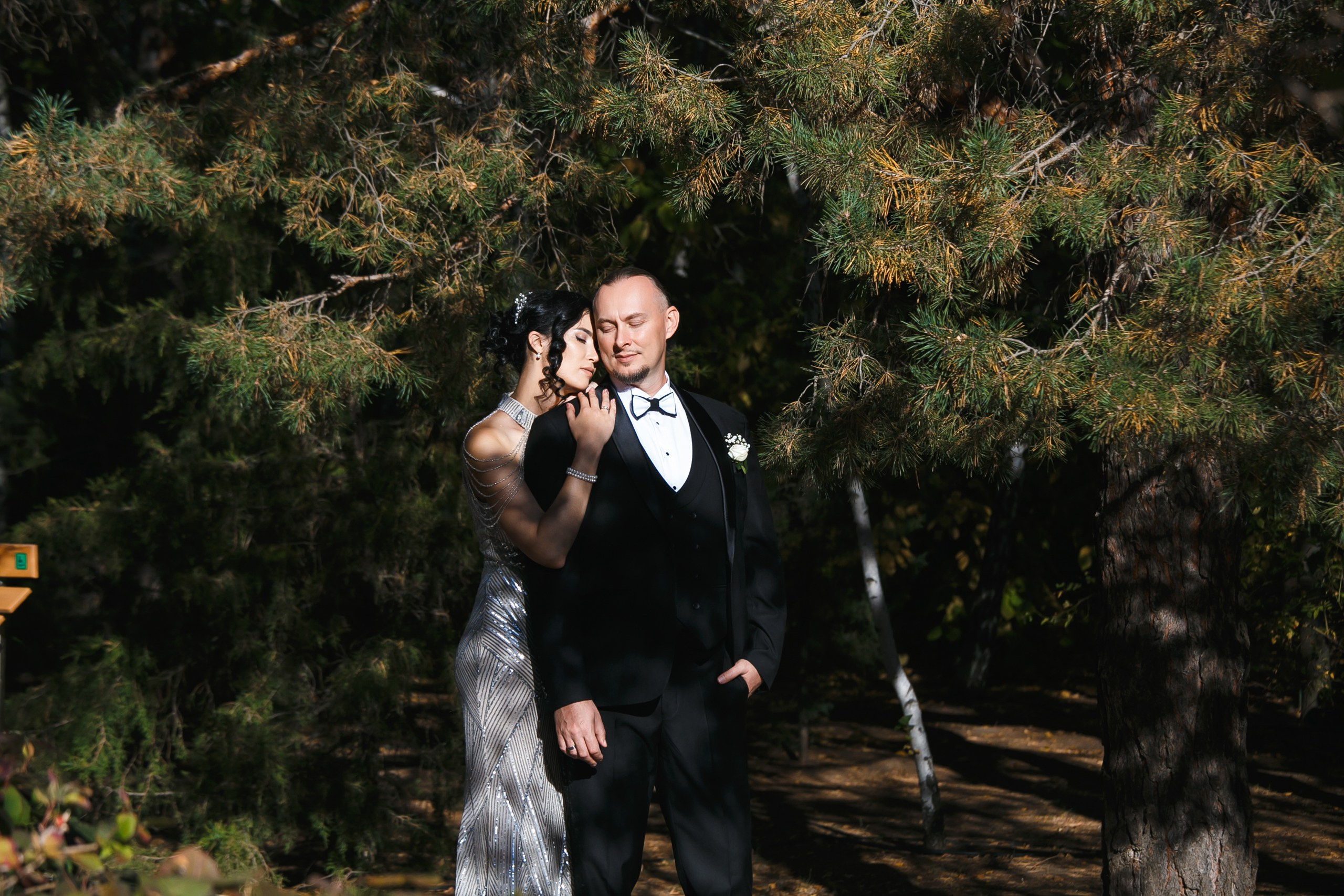 Ксения и Александр: поженились и погуляли в парке санатория Горная поляна. Событийный фотограф Максим Бескоровайновнов