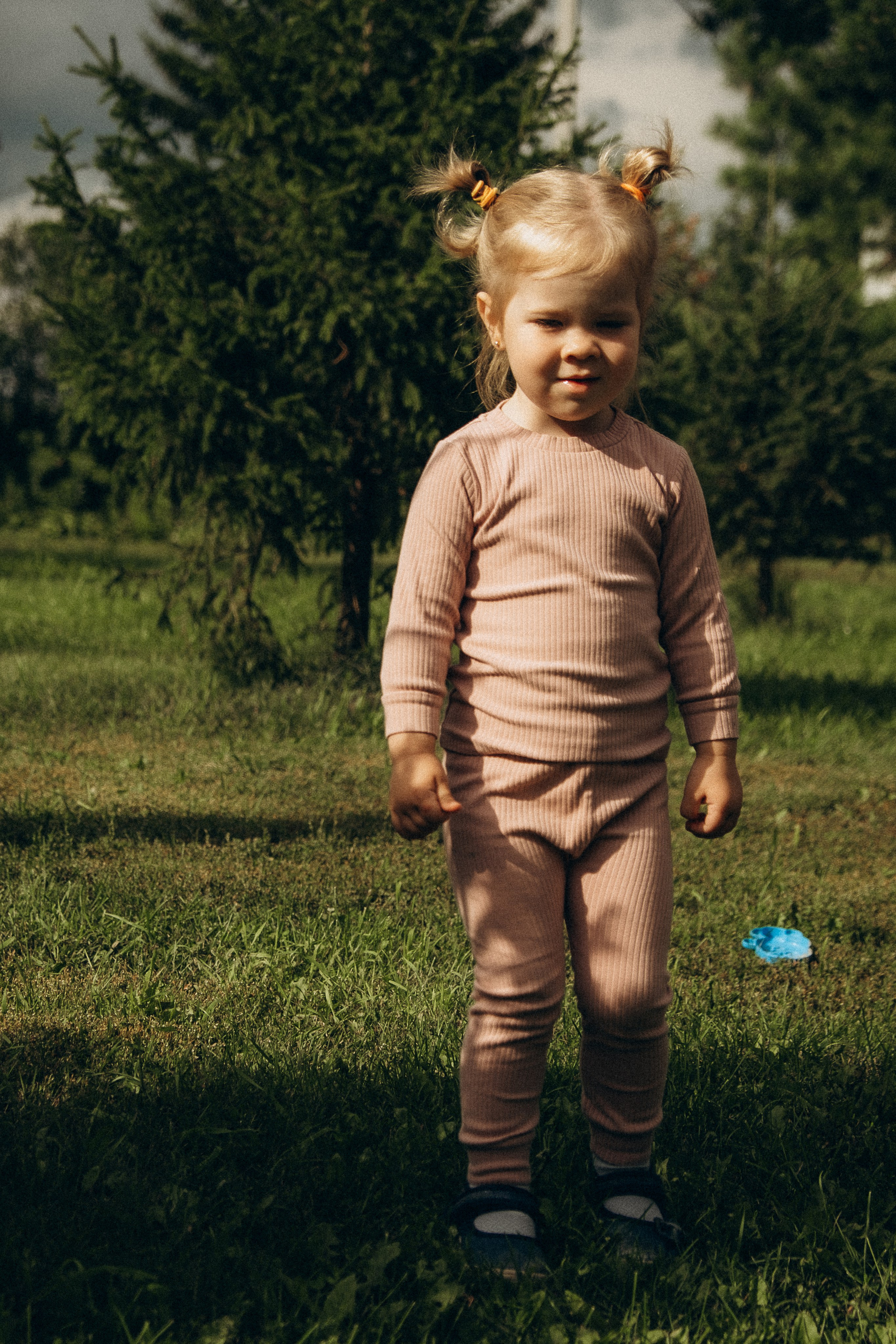 Соня и Алёнка в гостях у дедушки. Фотограф Евгения Войко Тюмень