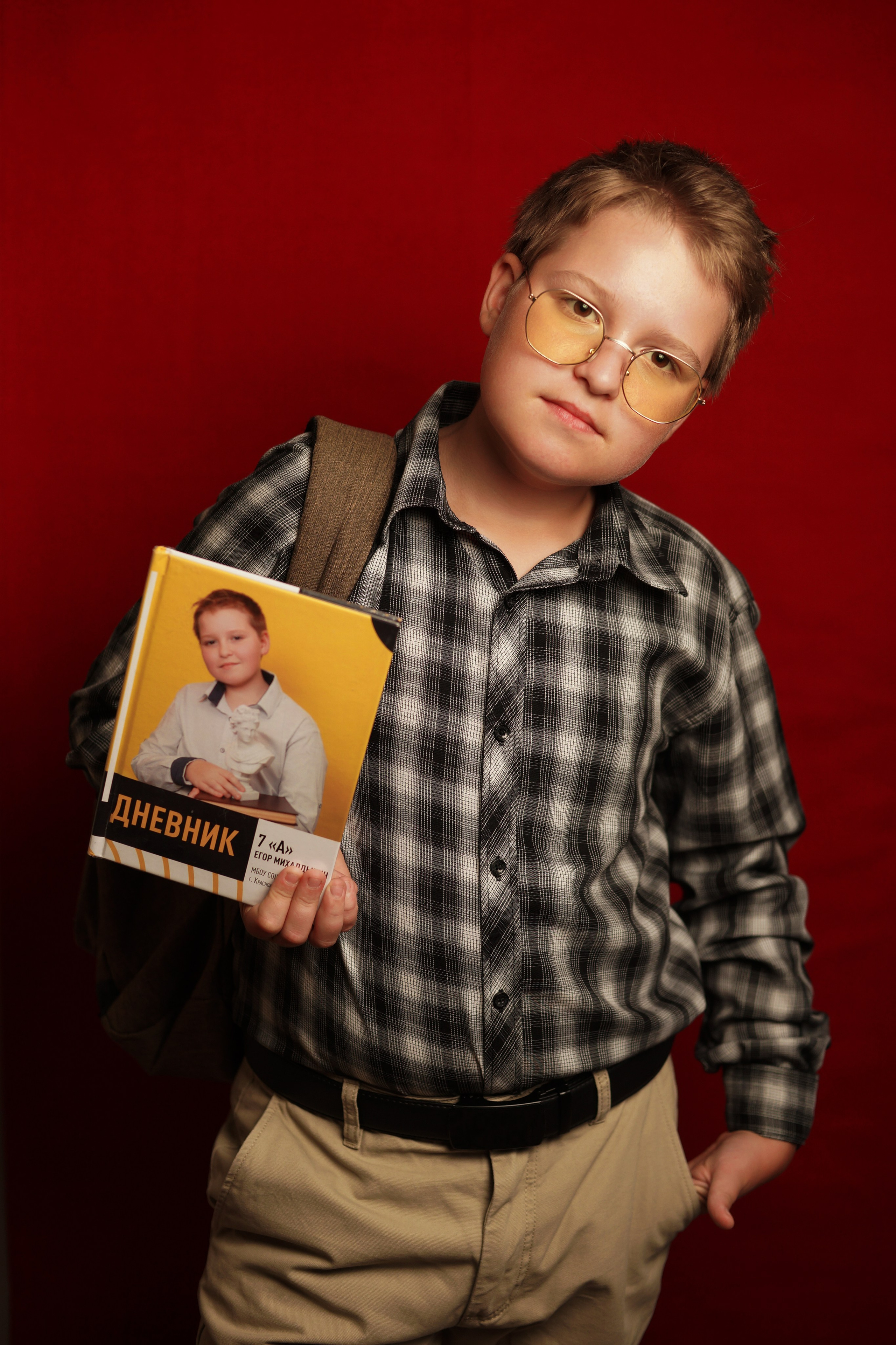 Портреты на красном фоне школа / студия. Ольга Плаксина фотограф в Саратове