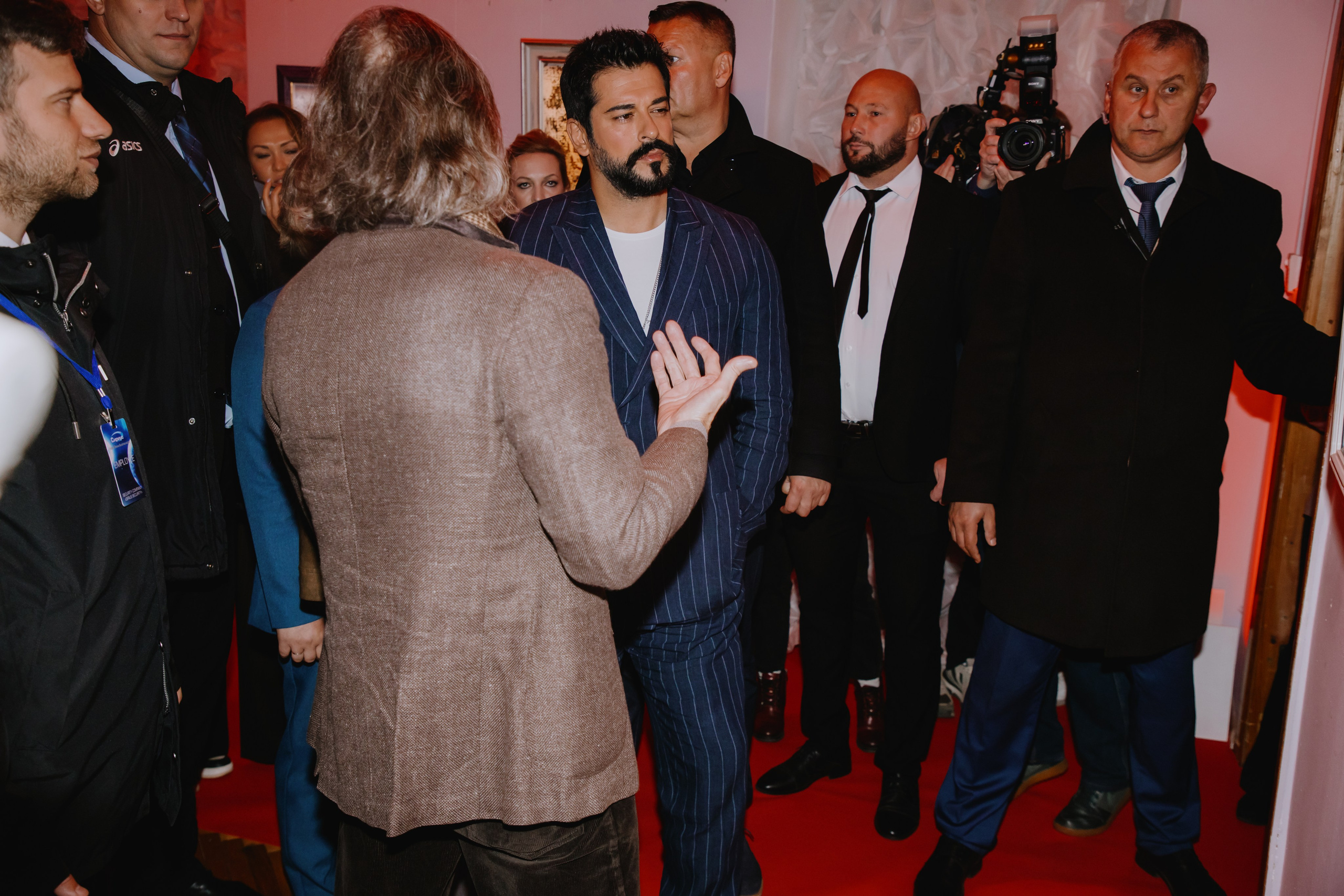 Бурак Озчивит посетил выставку Никаса Сафронова. Фотограф в Москве и Санкт-Петербурге Дарина