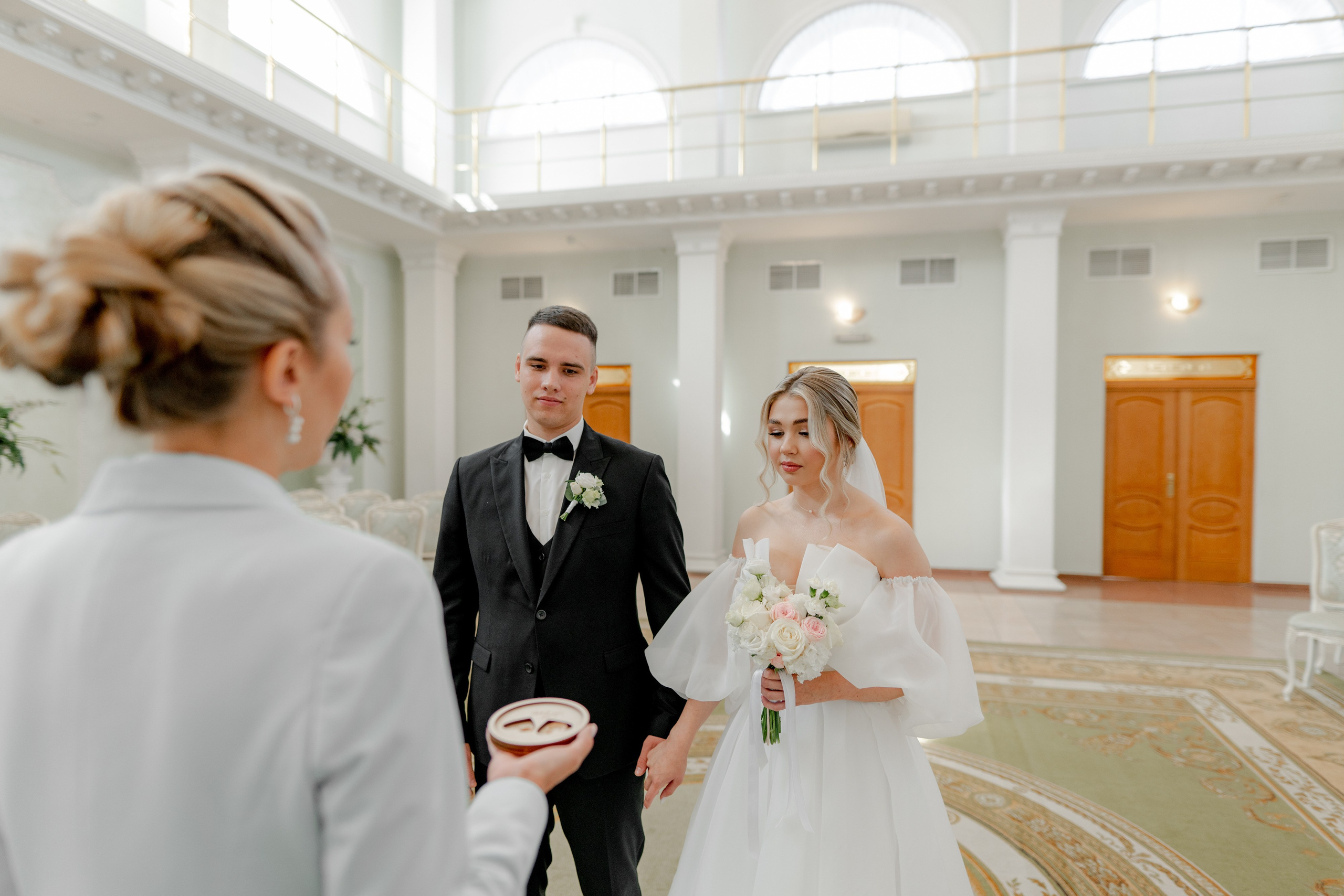 жених и невеста в зале регистрации в загсе приморского района