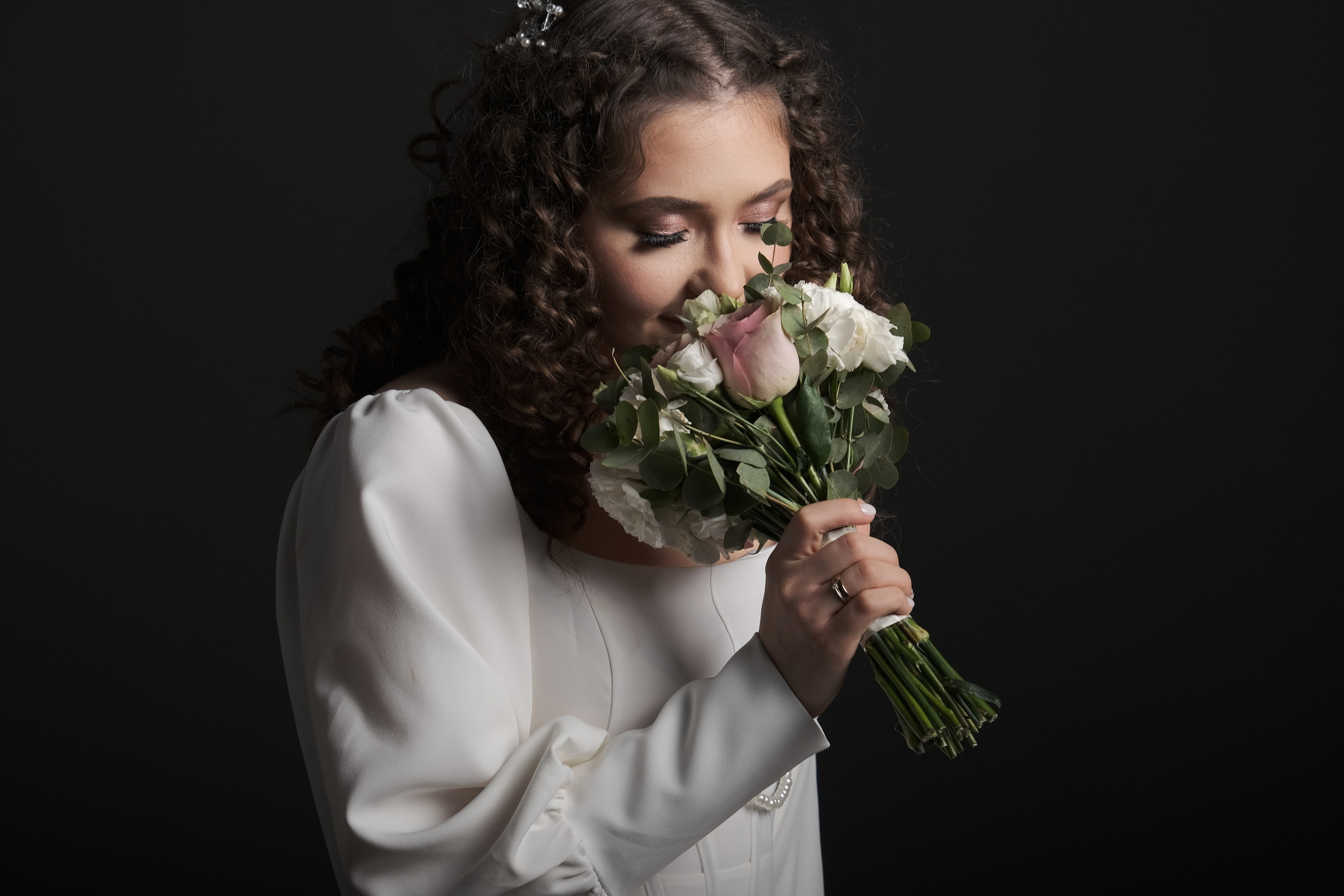 невеста в студии в ожидании жениха