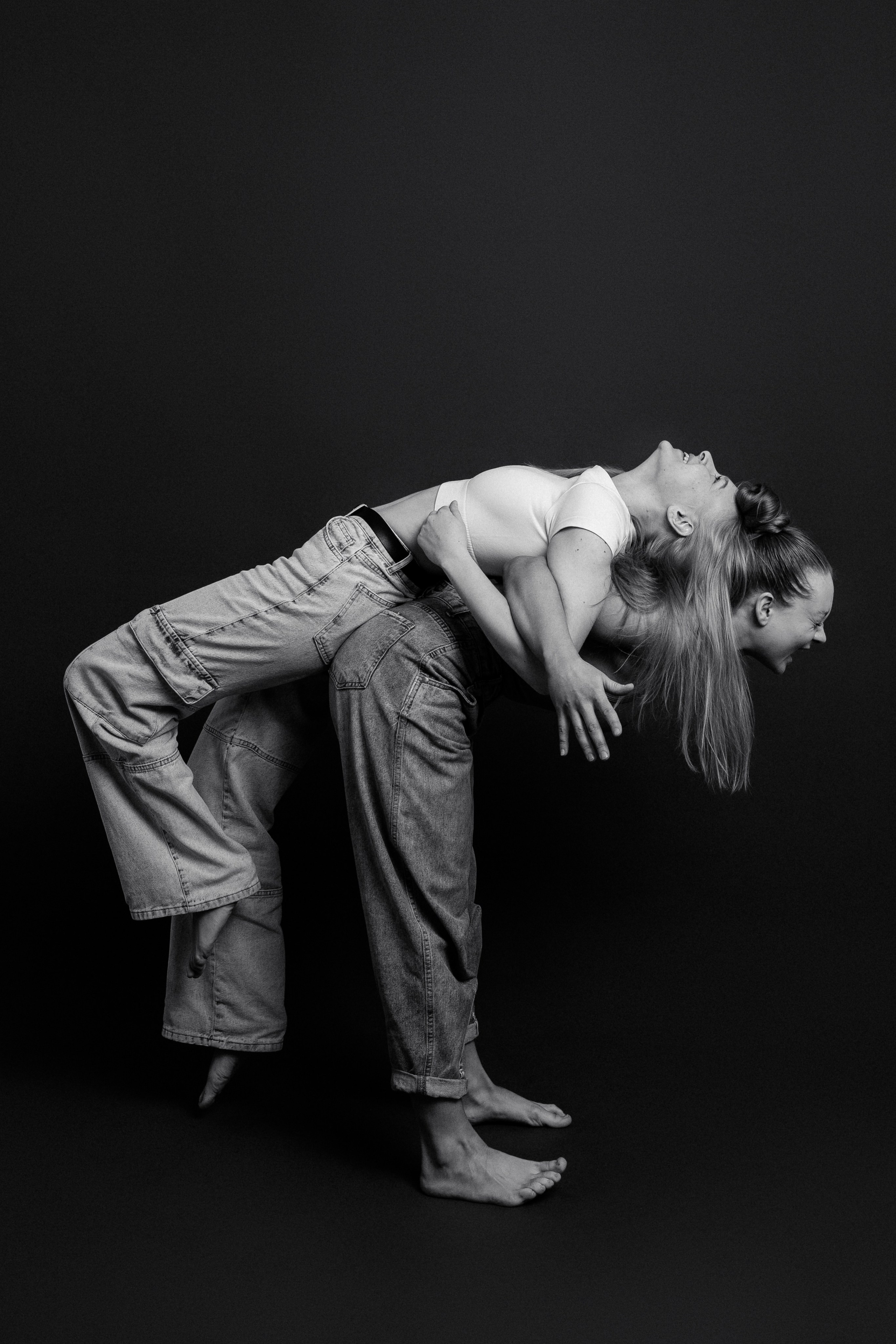 Подруги в джинсах на стильной фотосессии в Самаре чб