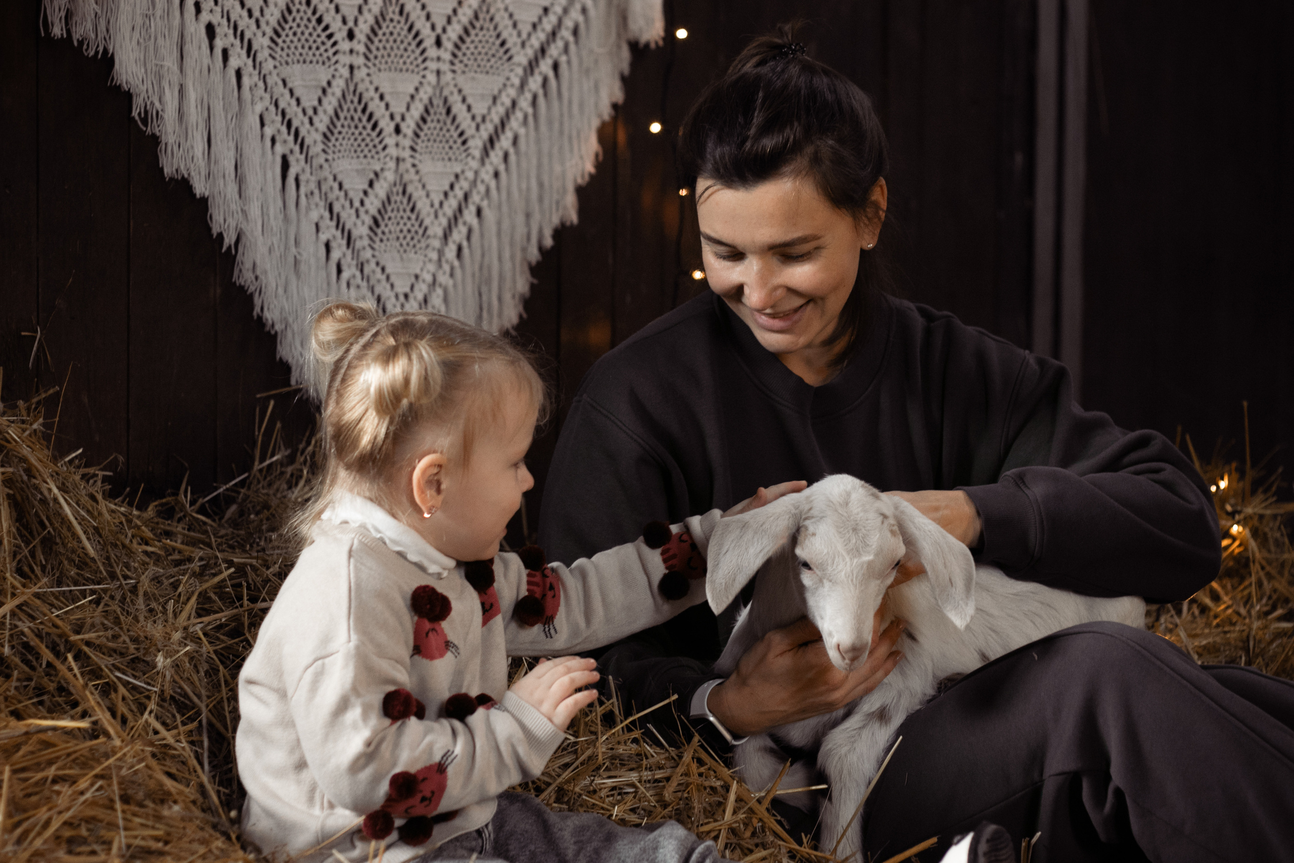 Семейные портреты с козлятами. Фотосессии с лошадьми в Москве, Новосибирске