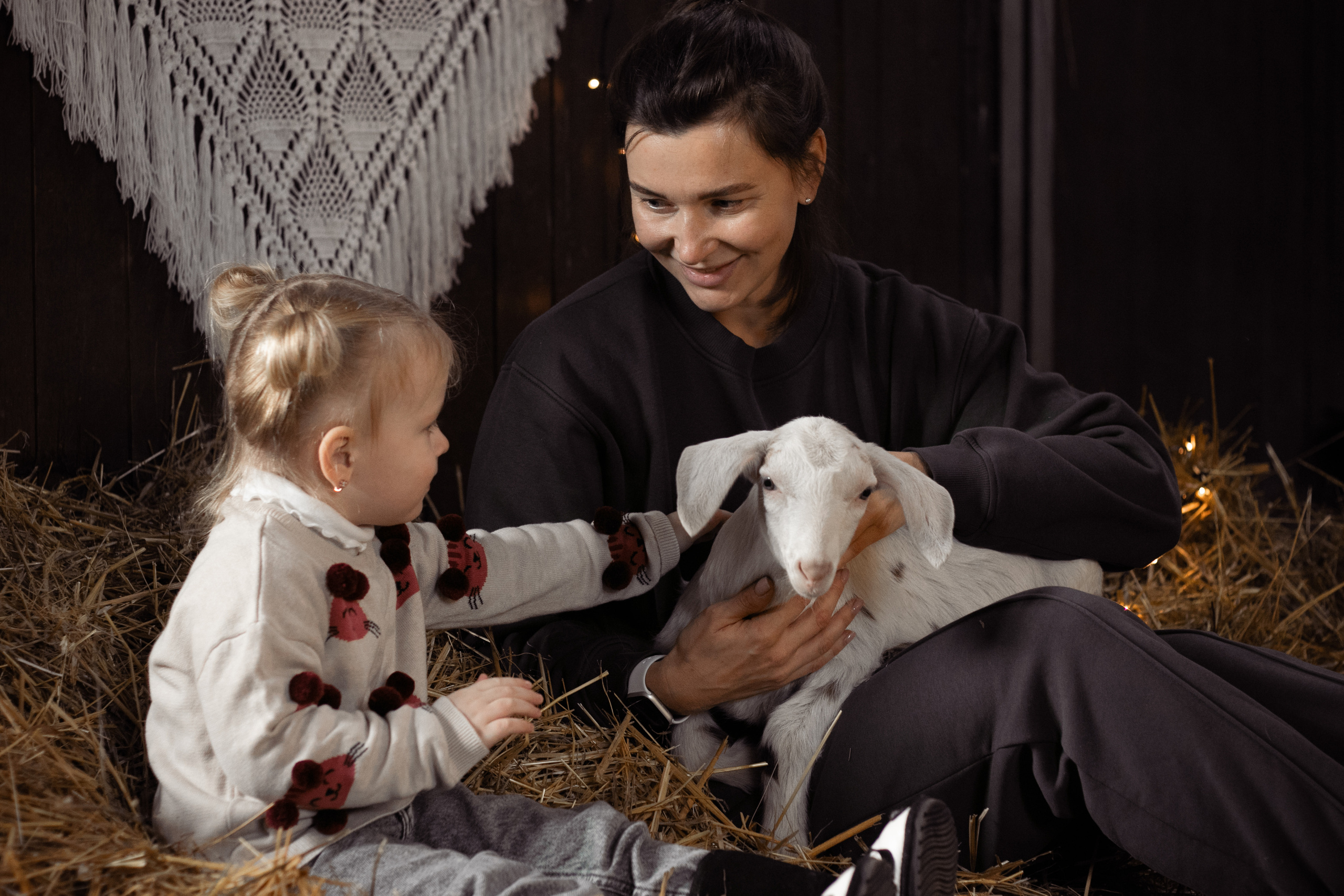 Семейные портреты с козлятами. Фотосессии с лошадьми в Москве, Новосибирске