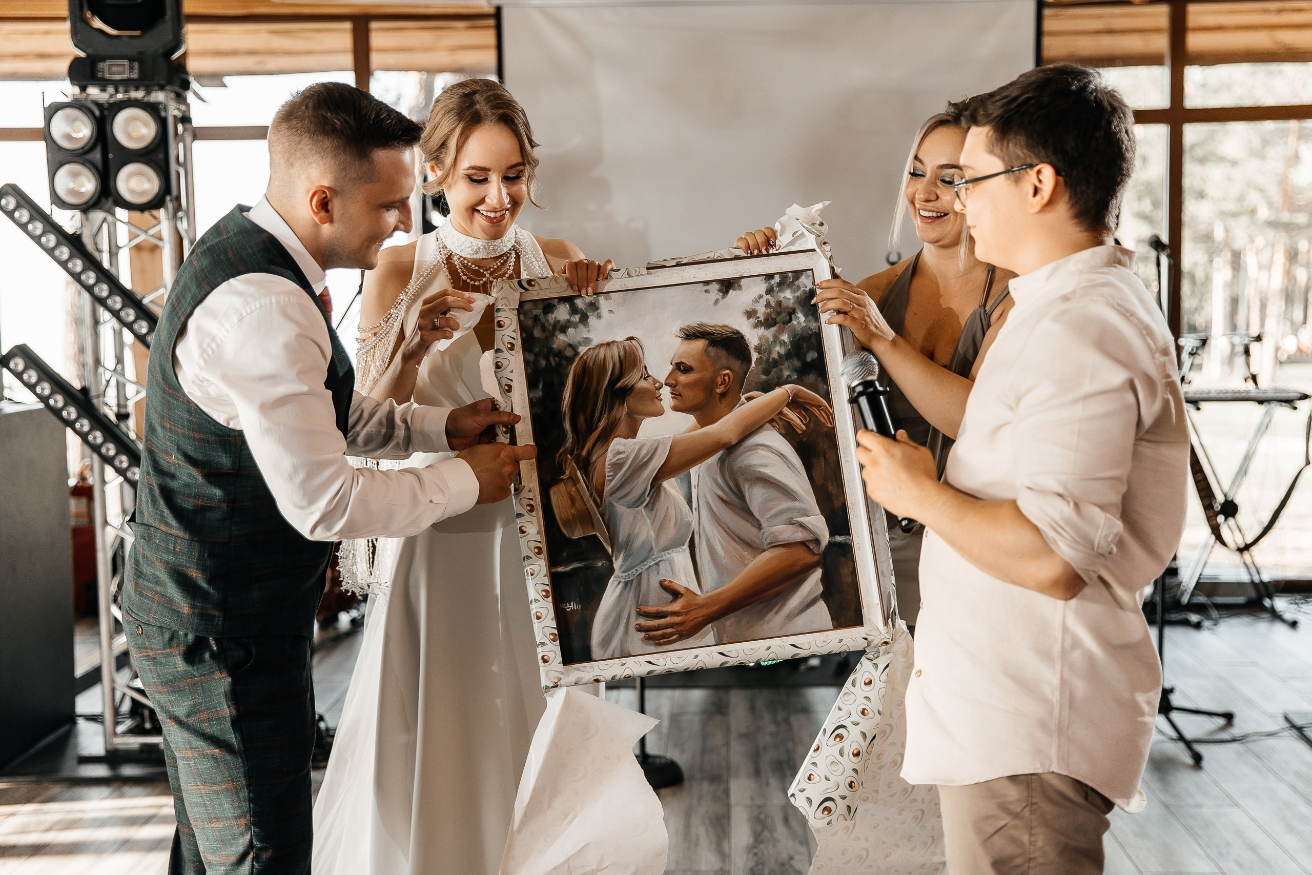 Здравствуйте! Я&nbsp;свадебный фотограф из&nbsp;Ульяновска, работаю в&nbsp;том числе по&nbsp;всей России и&nbsp;с&nbsp;выездом за&nbsp;границу. Снимаю свадьбы, lovestory, корпоративы, светский репортаж. Провожу обучение по&nbsp;фотографии, мастер-классы и&nbsp;воркшопы для других фотографов.