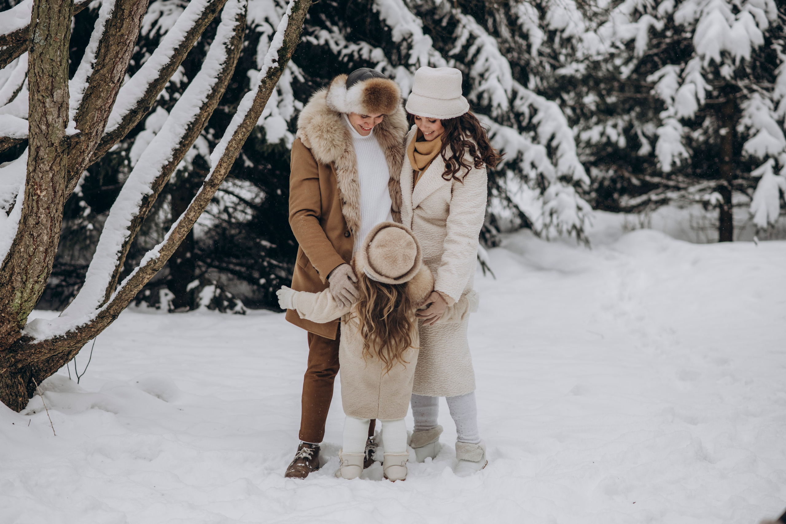 Семейная фотосессия зимой, семья обнимается