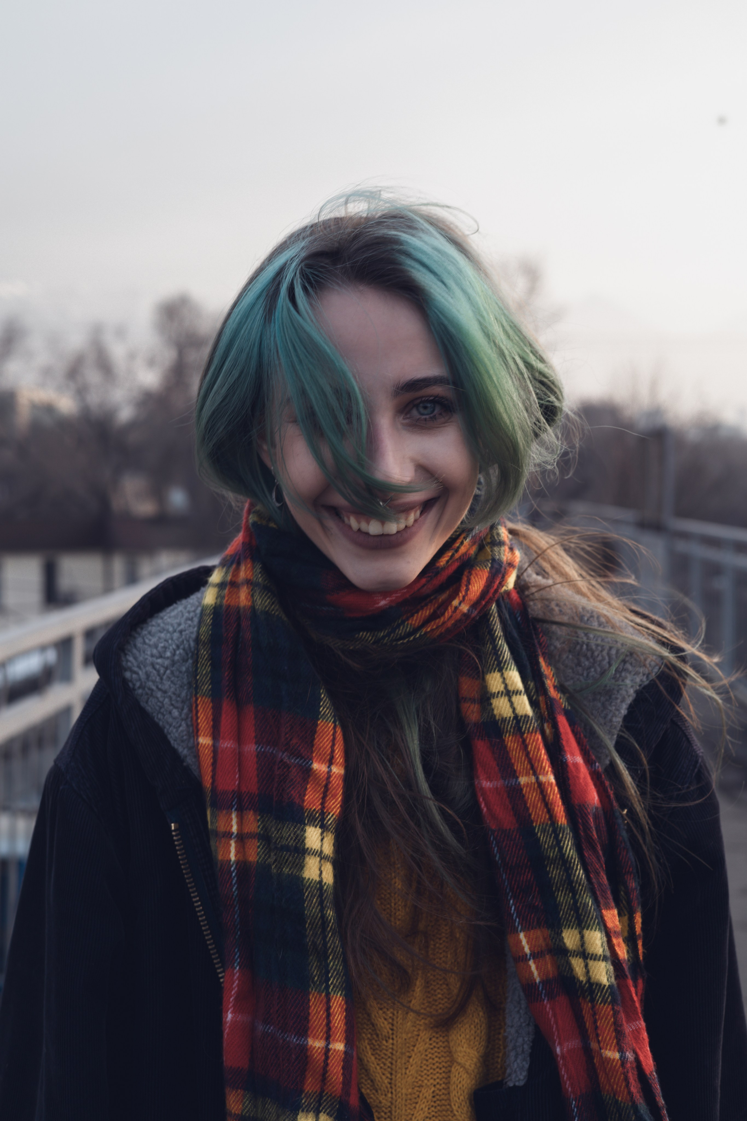 Крупный портрет на вокзале и клетчатым шарфом