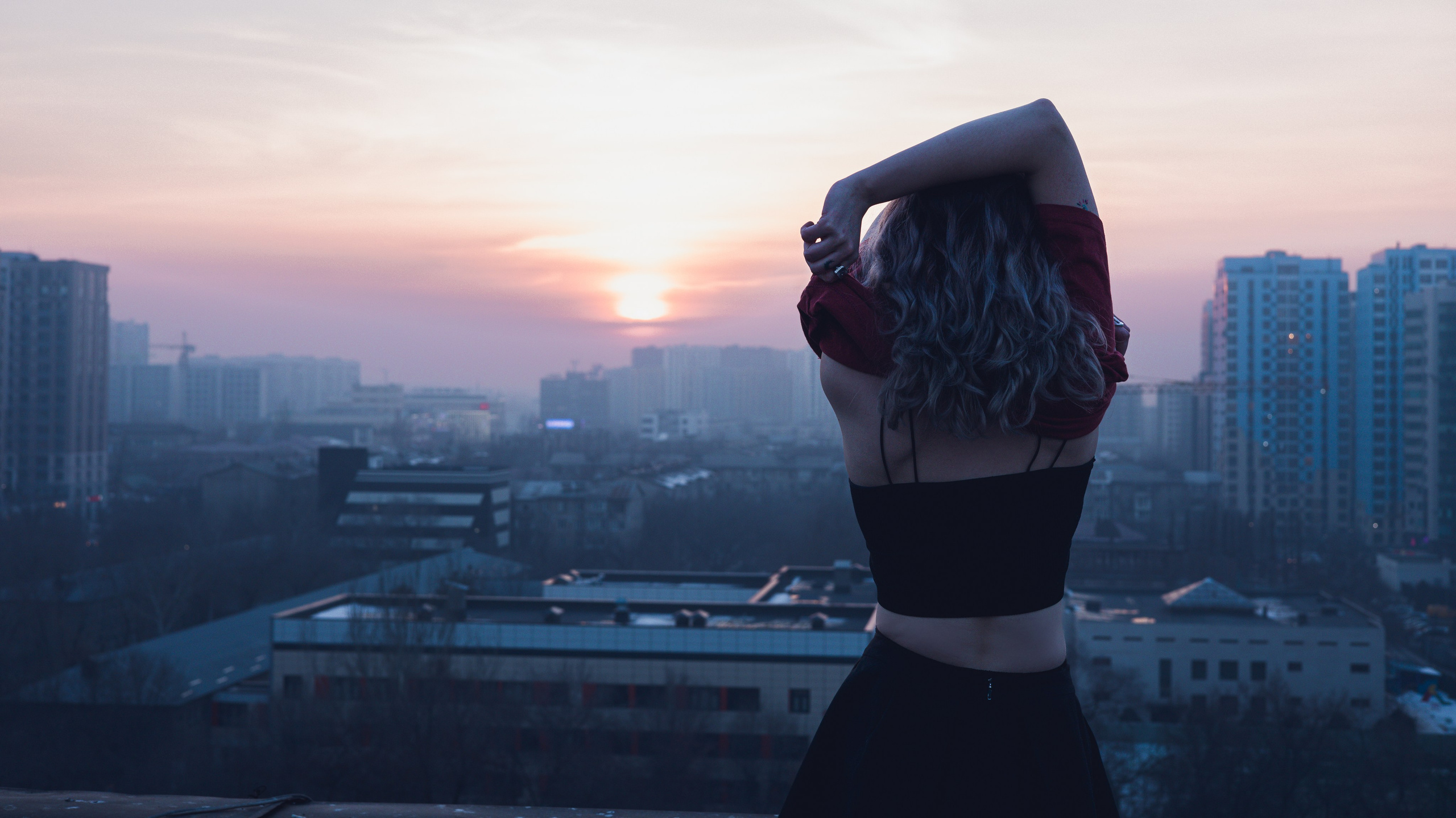 Фотосессия девушки в стиле 2k17, вдохновлённая настроением одиночества