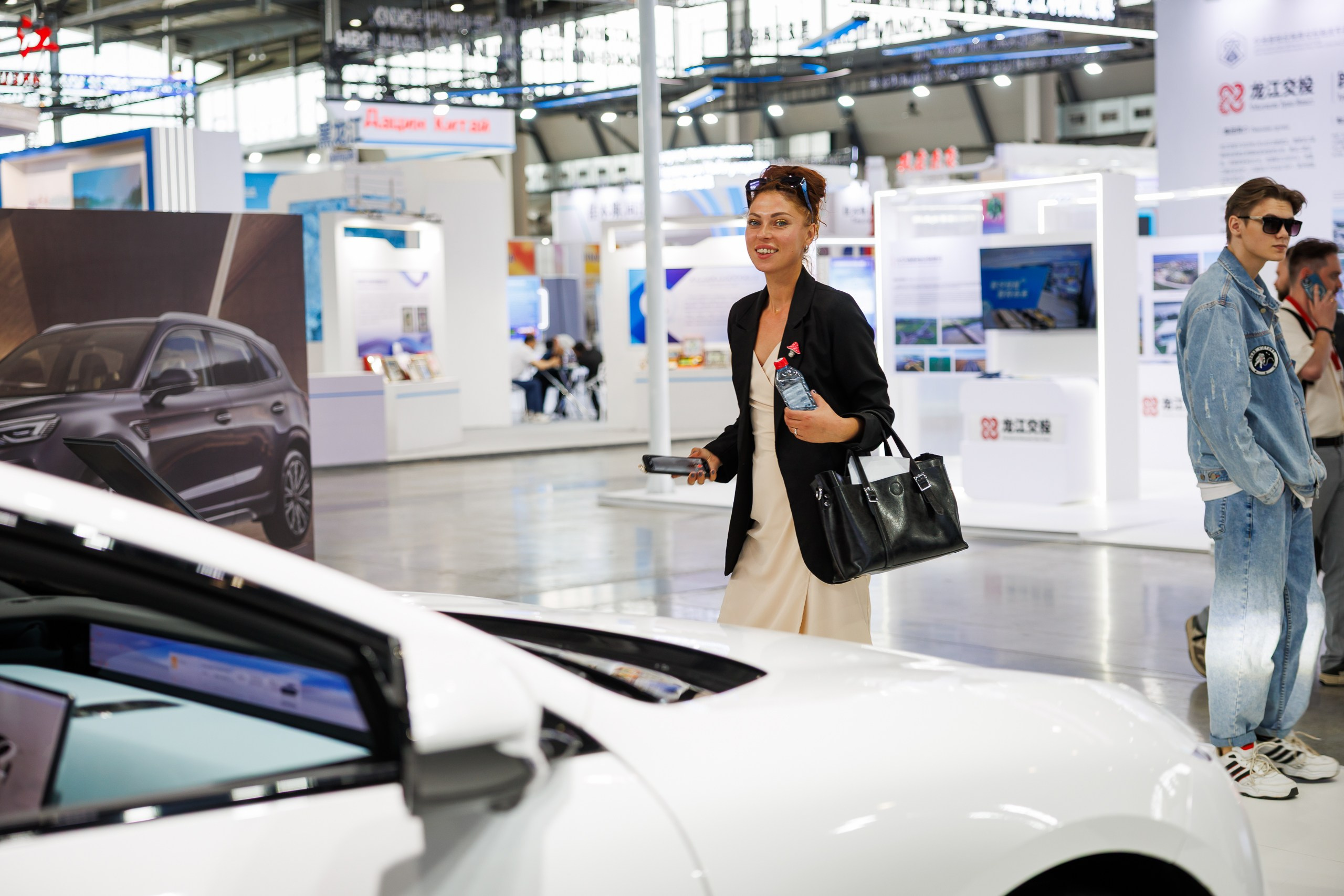 Посетитель изучает брошюру на стенде, атмосферное репортажное фото