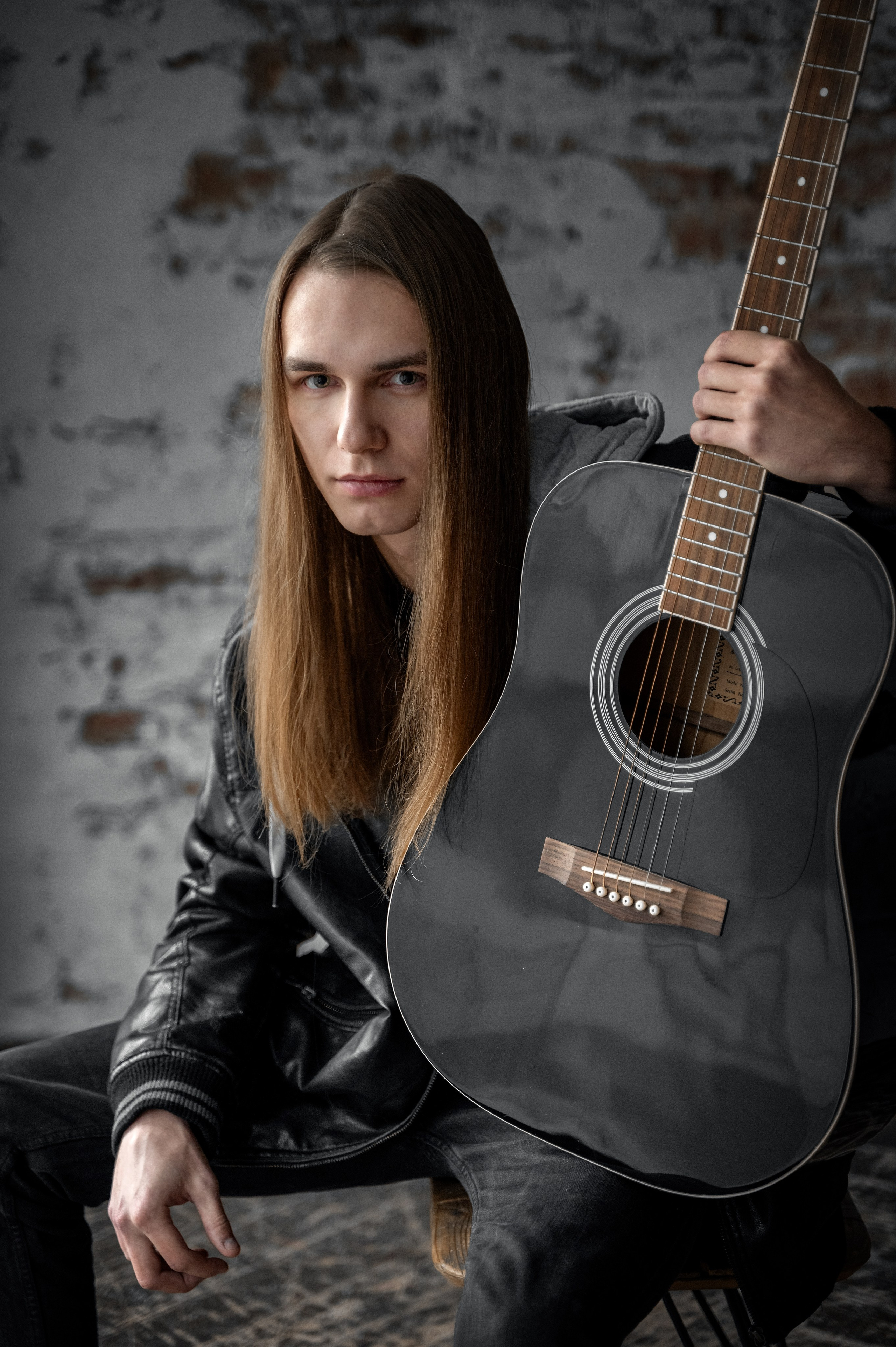Мужской портрет с гитарой в Москве