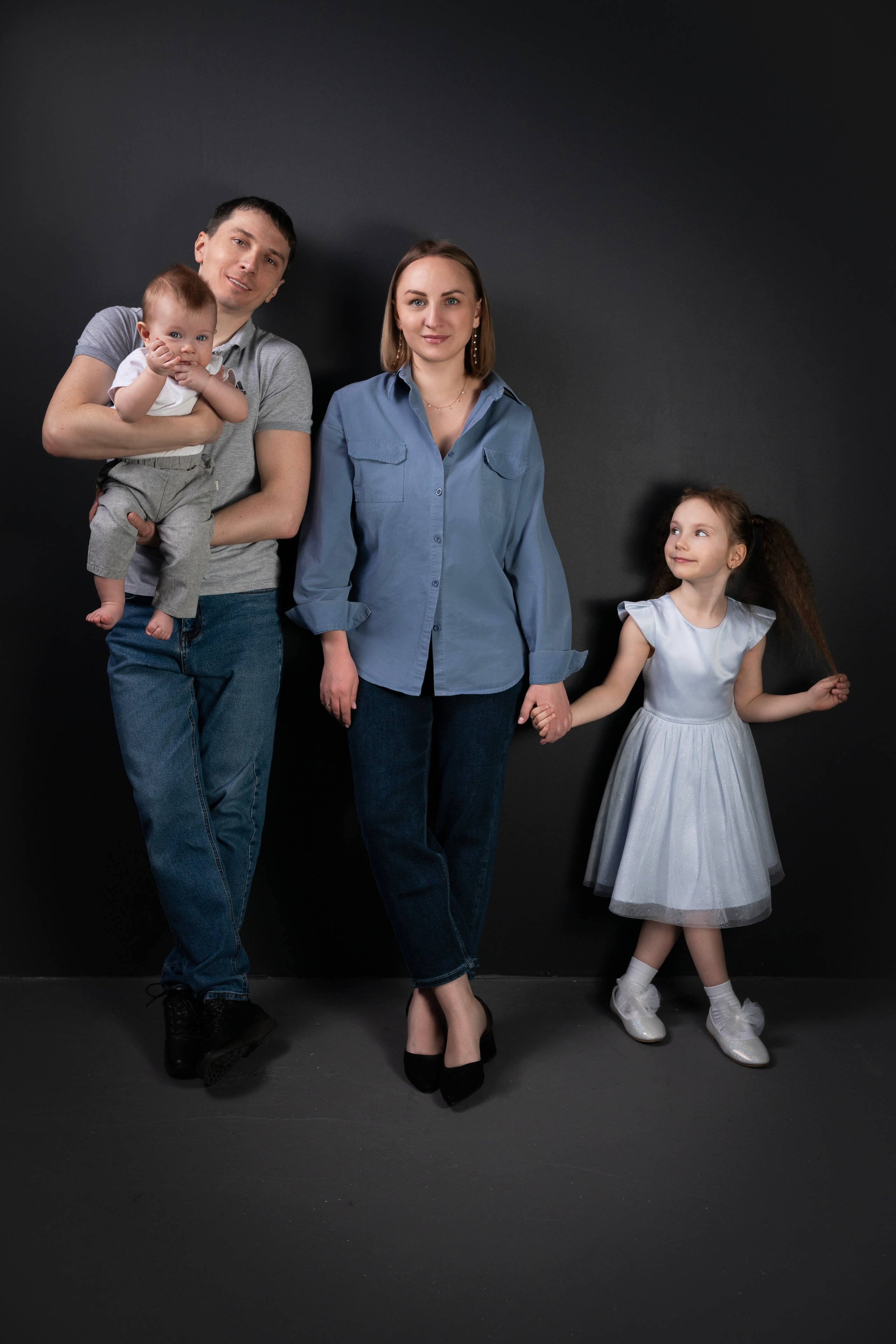 Семейная съемка в студии фотографа. Семейный фотограф в Омске Александра Яровикова