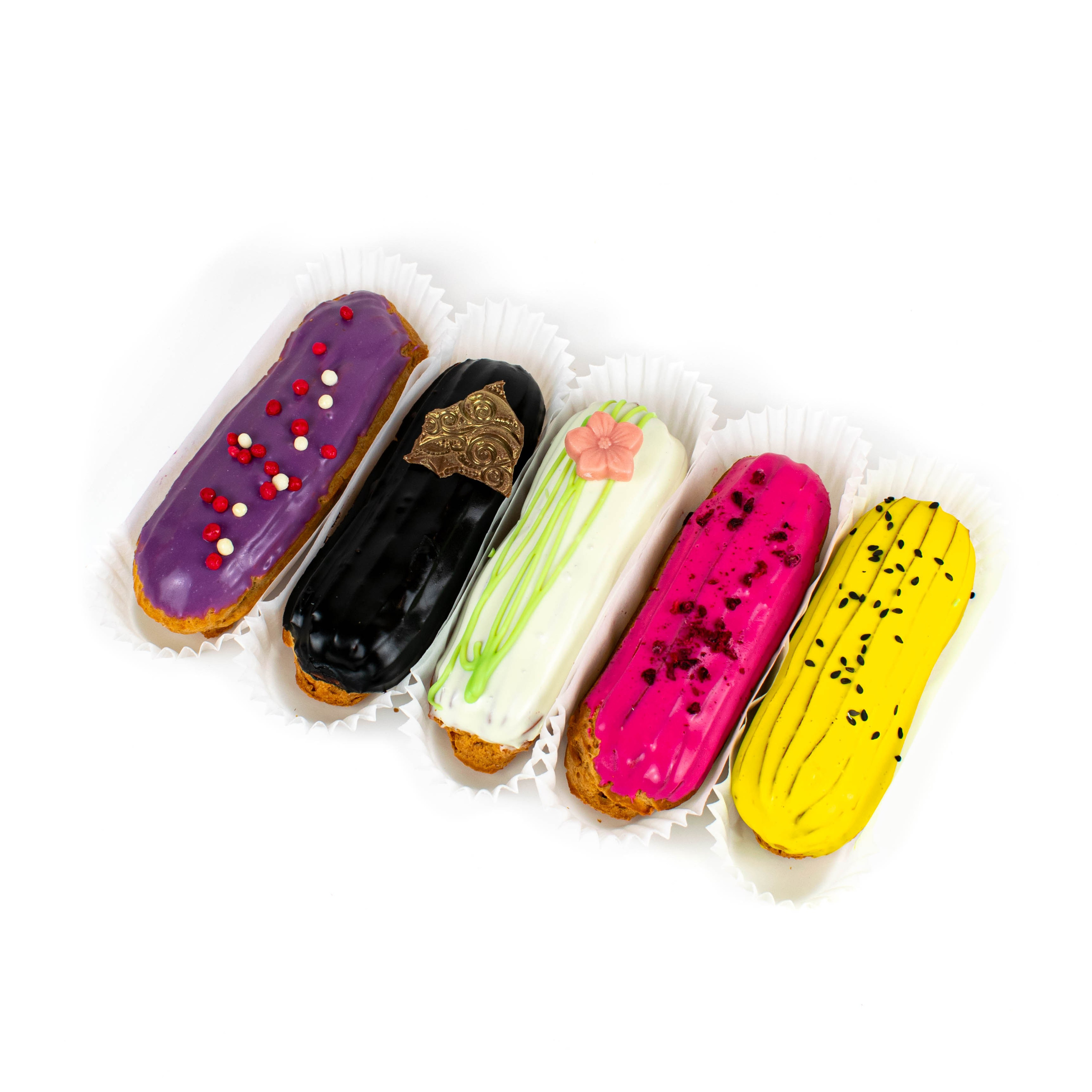 Пять разноцветных эклеров с красивым декором