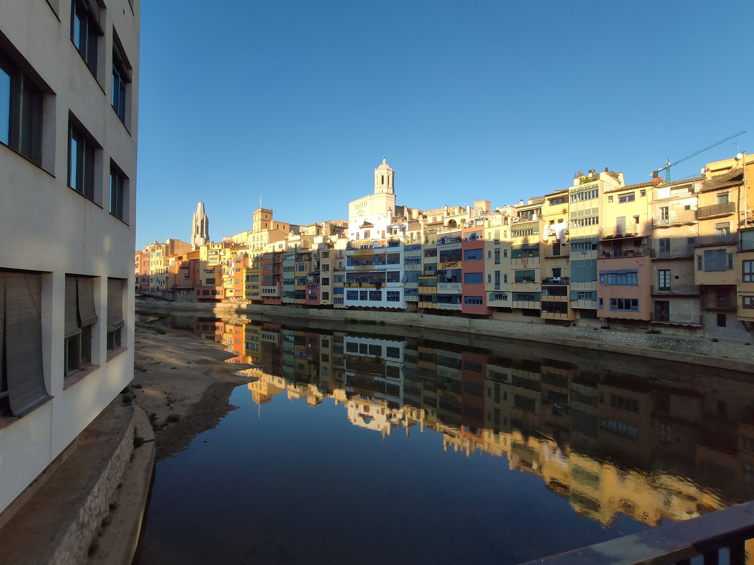 Закат над речкой. Река мелкая, не судоходная, но зато в ней много золотых рыбок (рыбищ, я бы даже сказал)