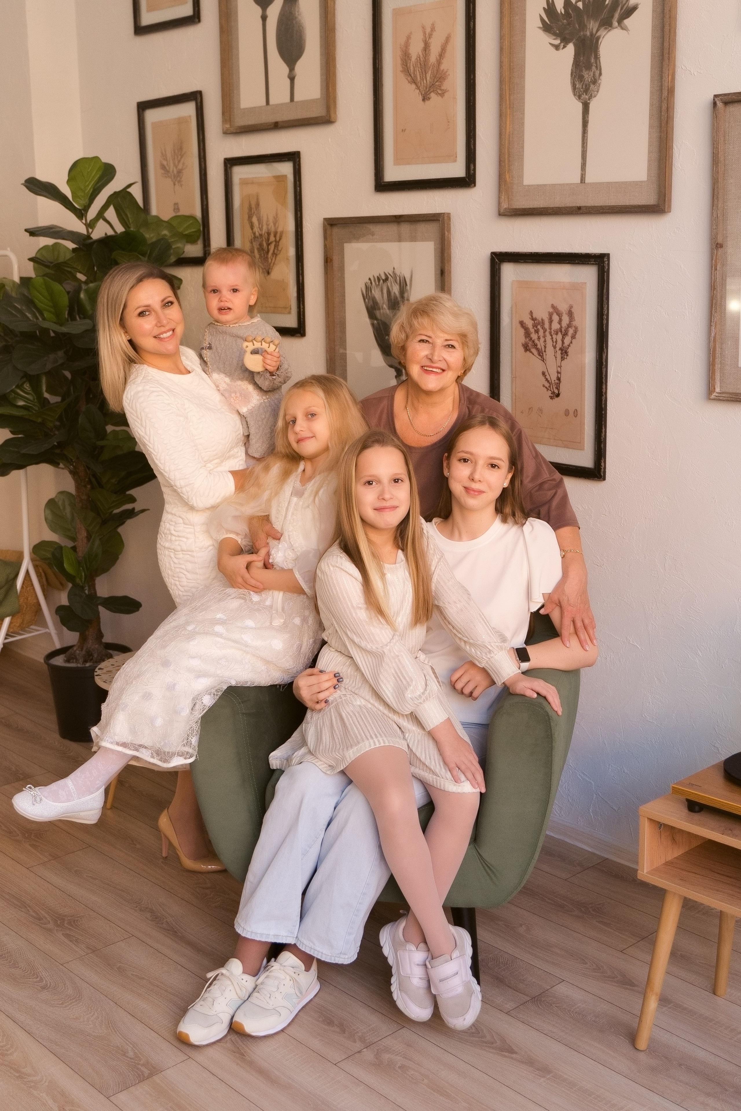 Бабушка и внуки. Nadia Fay