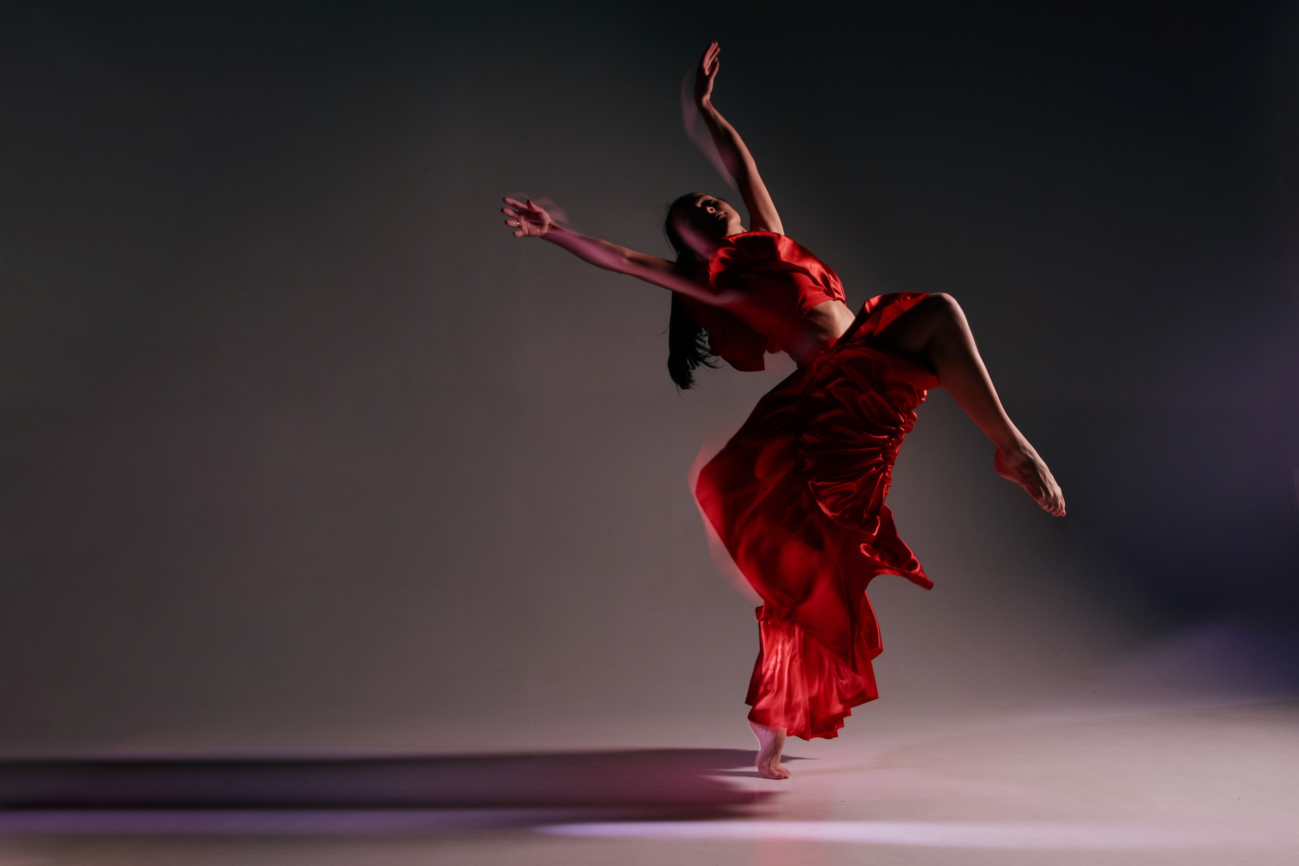 Танец. Съемка со смешанным светом. Ольга Чёкотова (Фотограф Кострома)