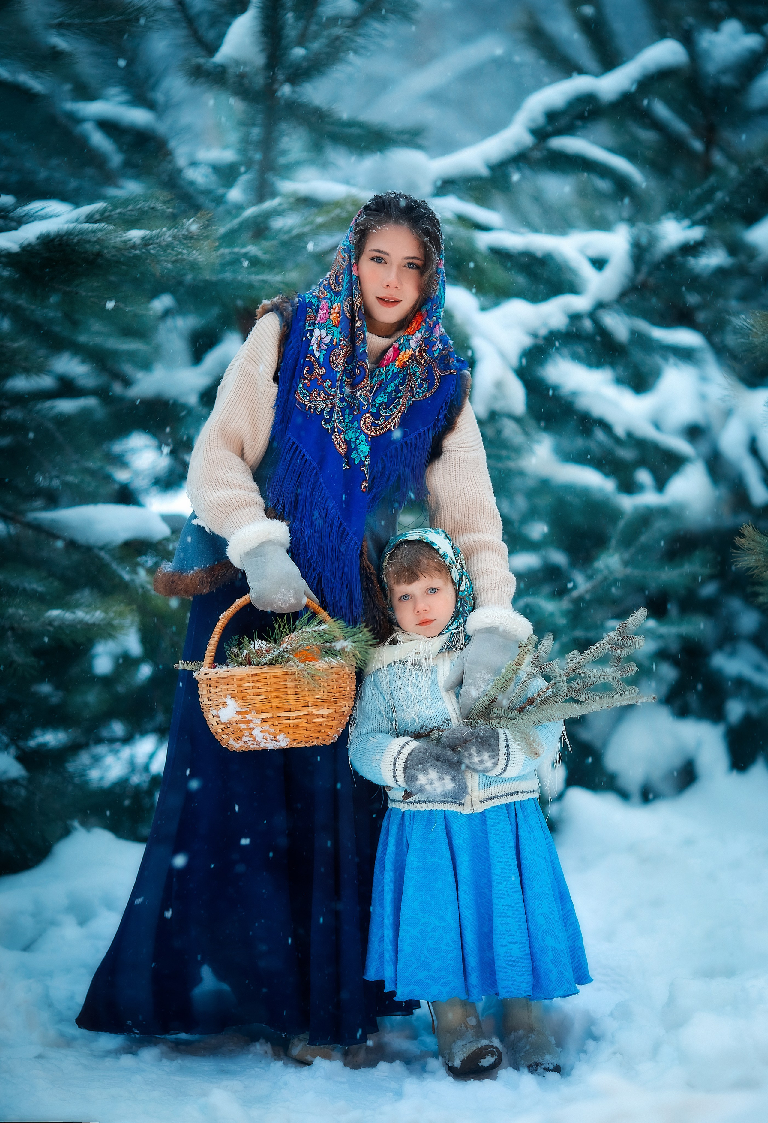 Платки синий; платок голубой; кофта голубая детская; юбка голубая детская; валенки детские; корзина