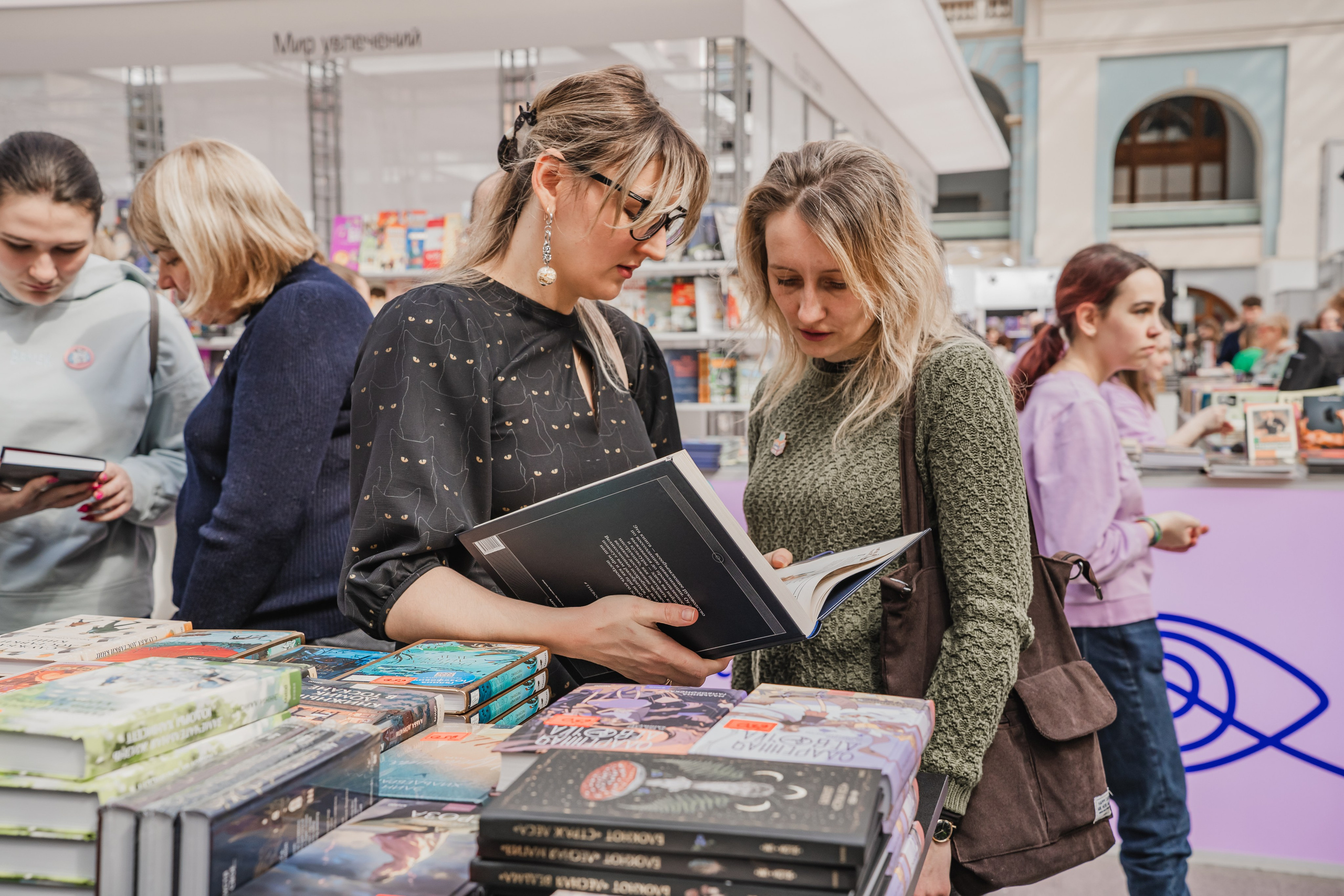 МИФ Non/fictio№ 2025 стенды. Репортажный фотограф Анастасия Рубцова