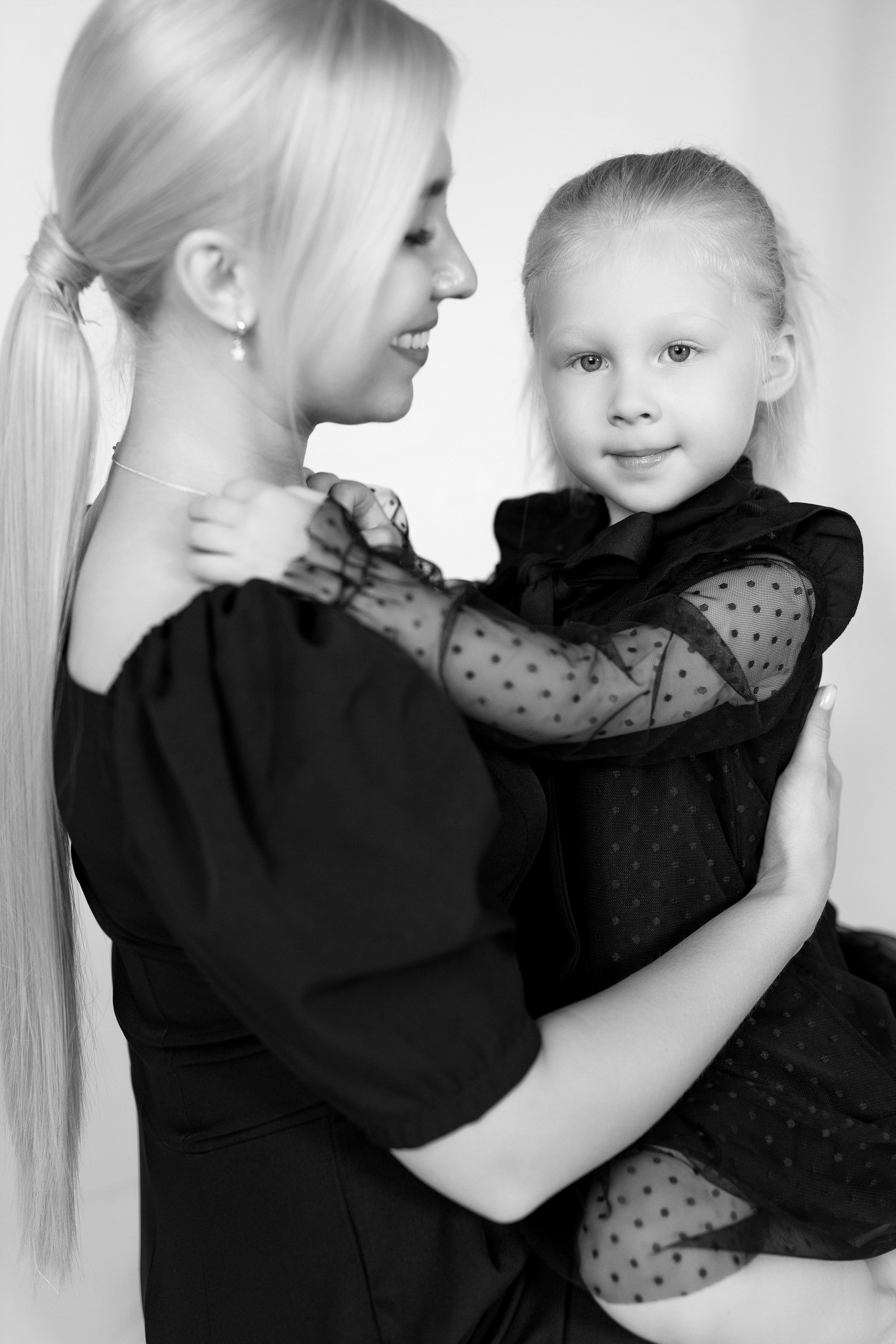 Семейная фотосессия монохром. Свадебный и семейный фотограф в Алматы Алексей Балышев