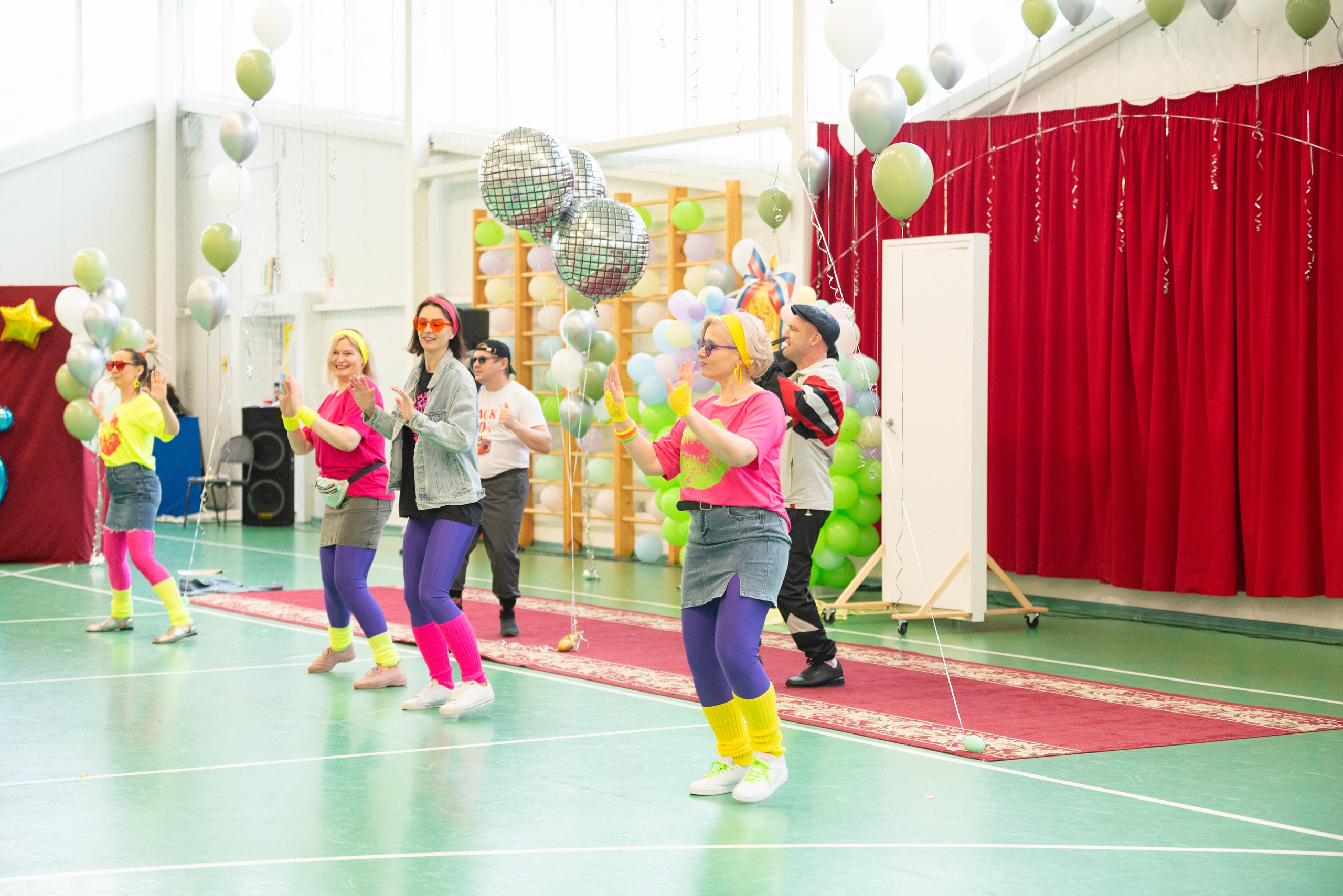 Съёмка выпускного в школе для 11 класса в Сургуте от профессионального школьного фотографа