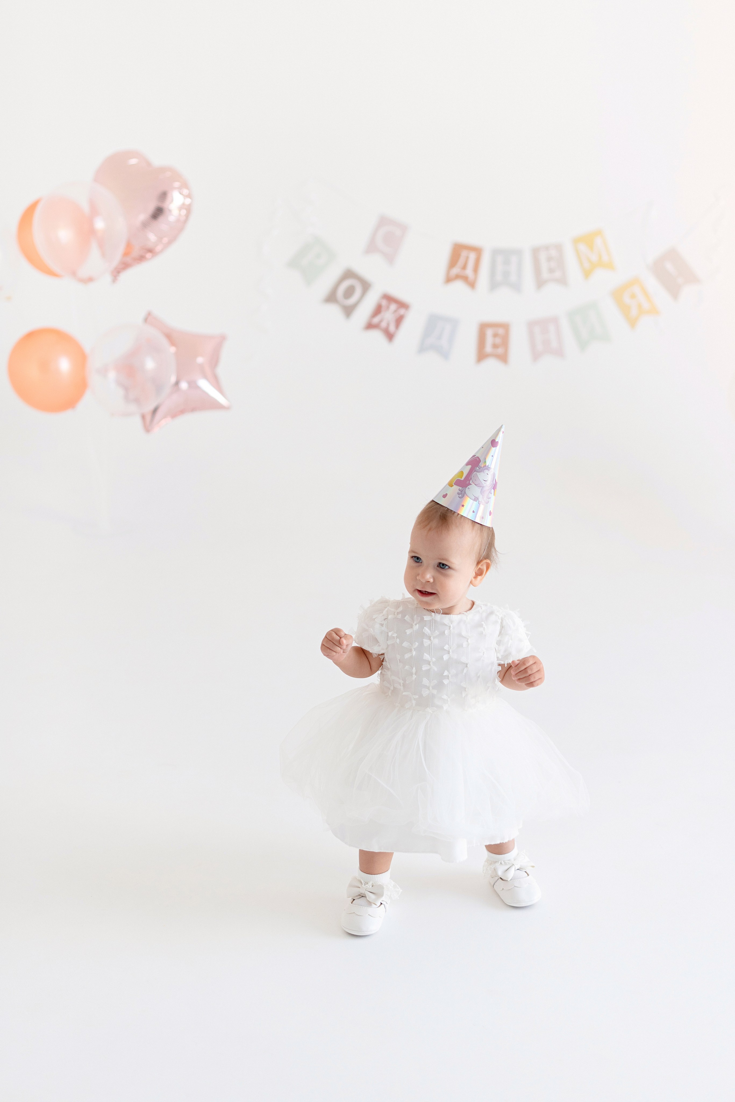 Фотосессия дня рождения ребёнка в фотостудии, тортики, воздушные шарики, мыльные пузыри, профессиональная детская фотография в Сургуте и Нефтеюганске.