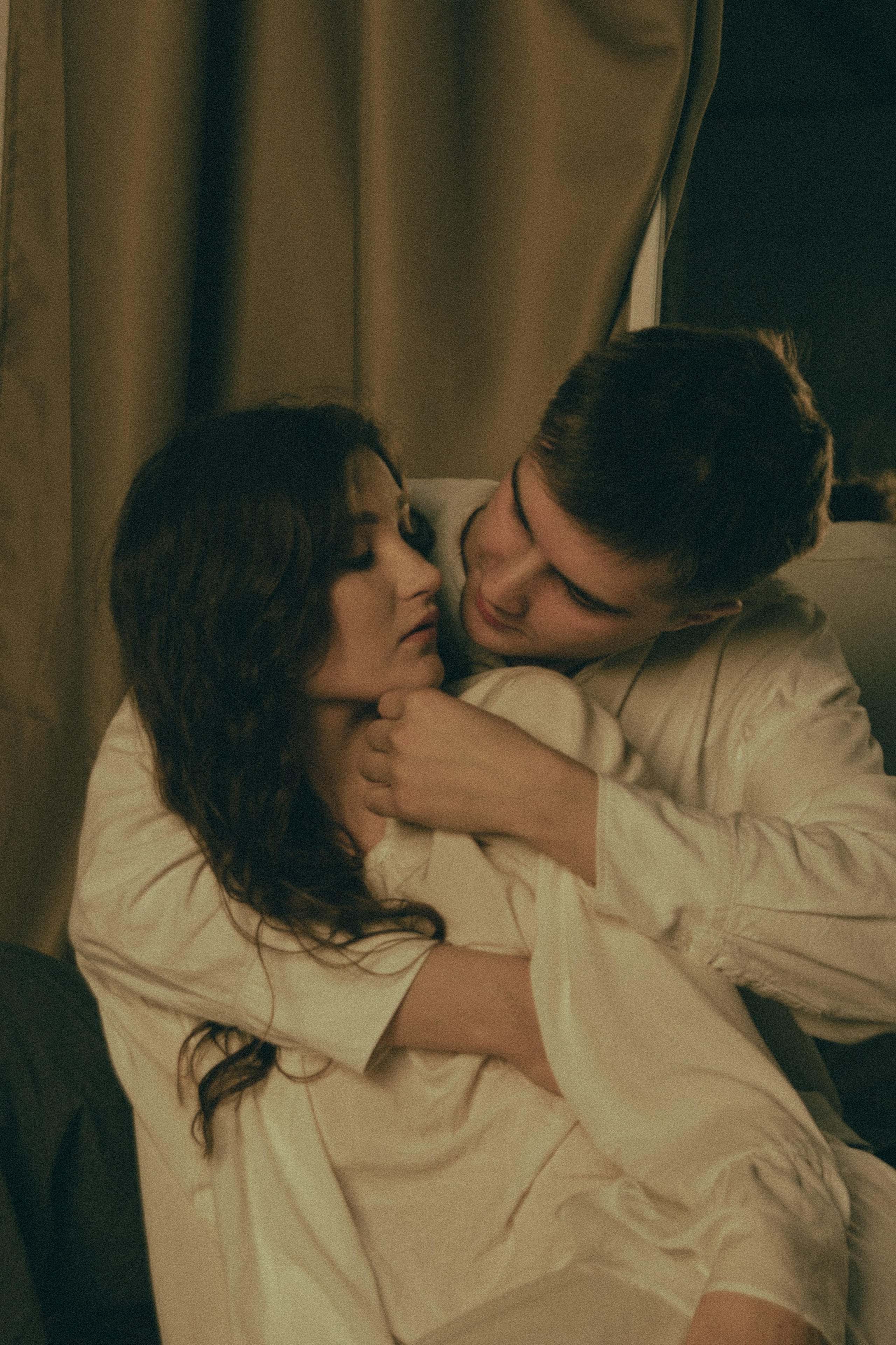 съемка пары в светлой одежде романтика парень обнимает девушку 