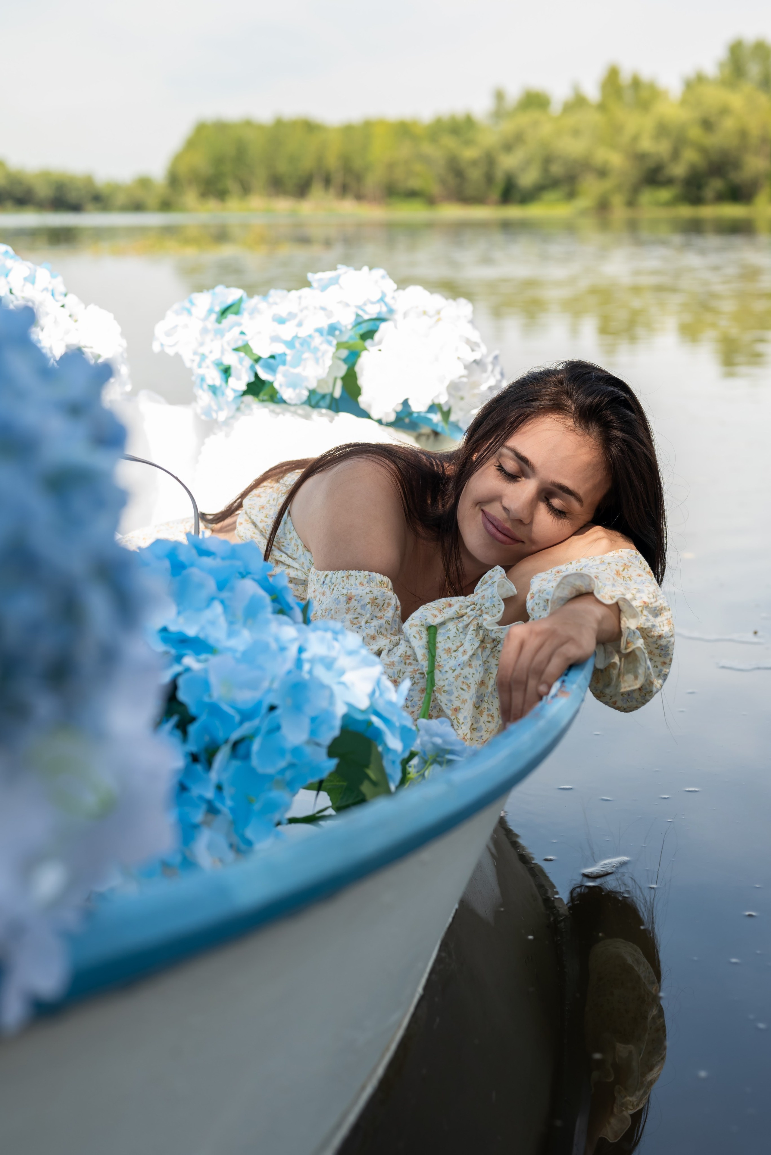Фотопроект на лодке с голубыми гортензиями. Фотограф в городе Салават