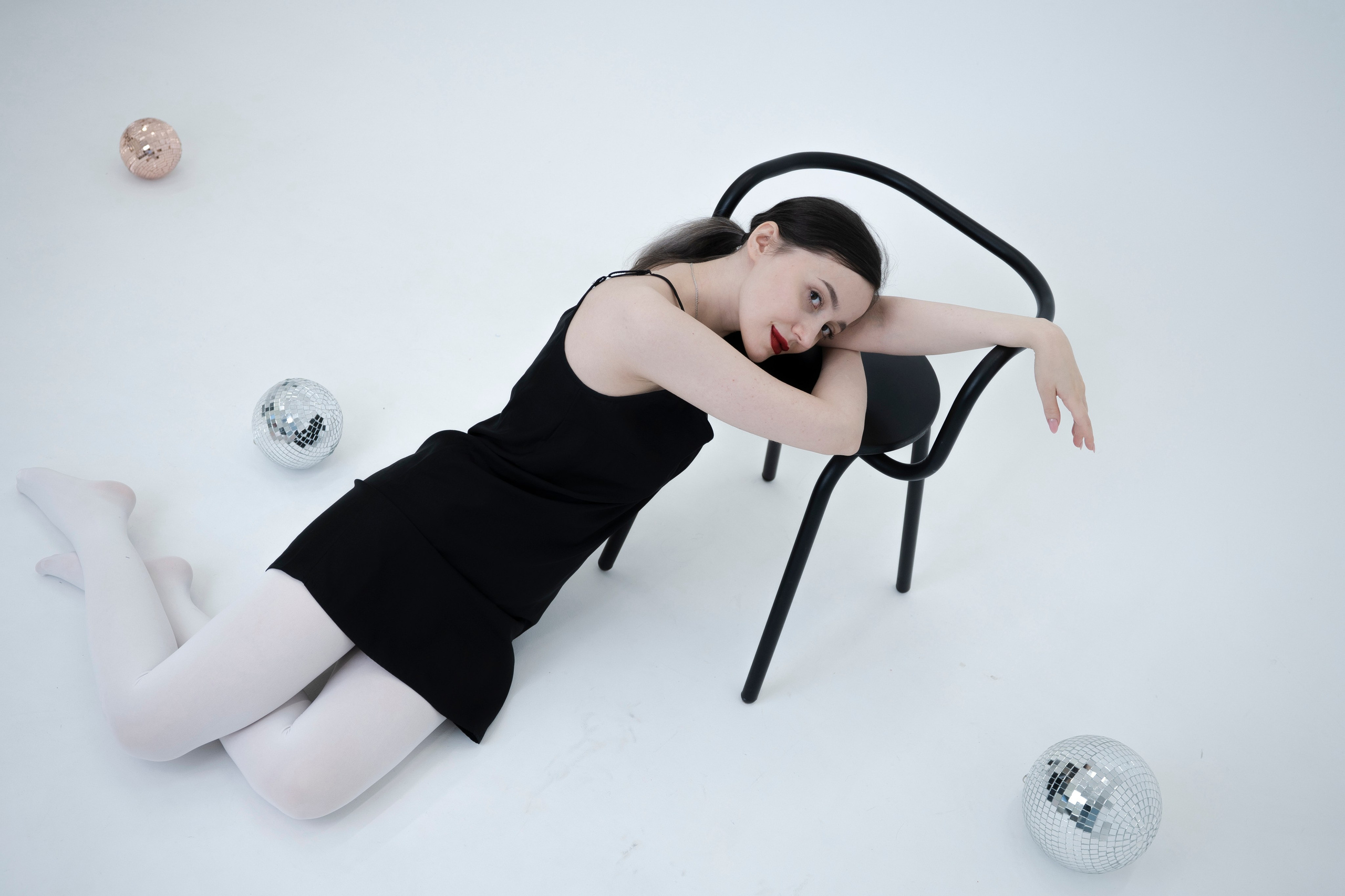 ДЕВОЧКА НА ШАРЕ. Главная