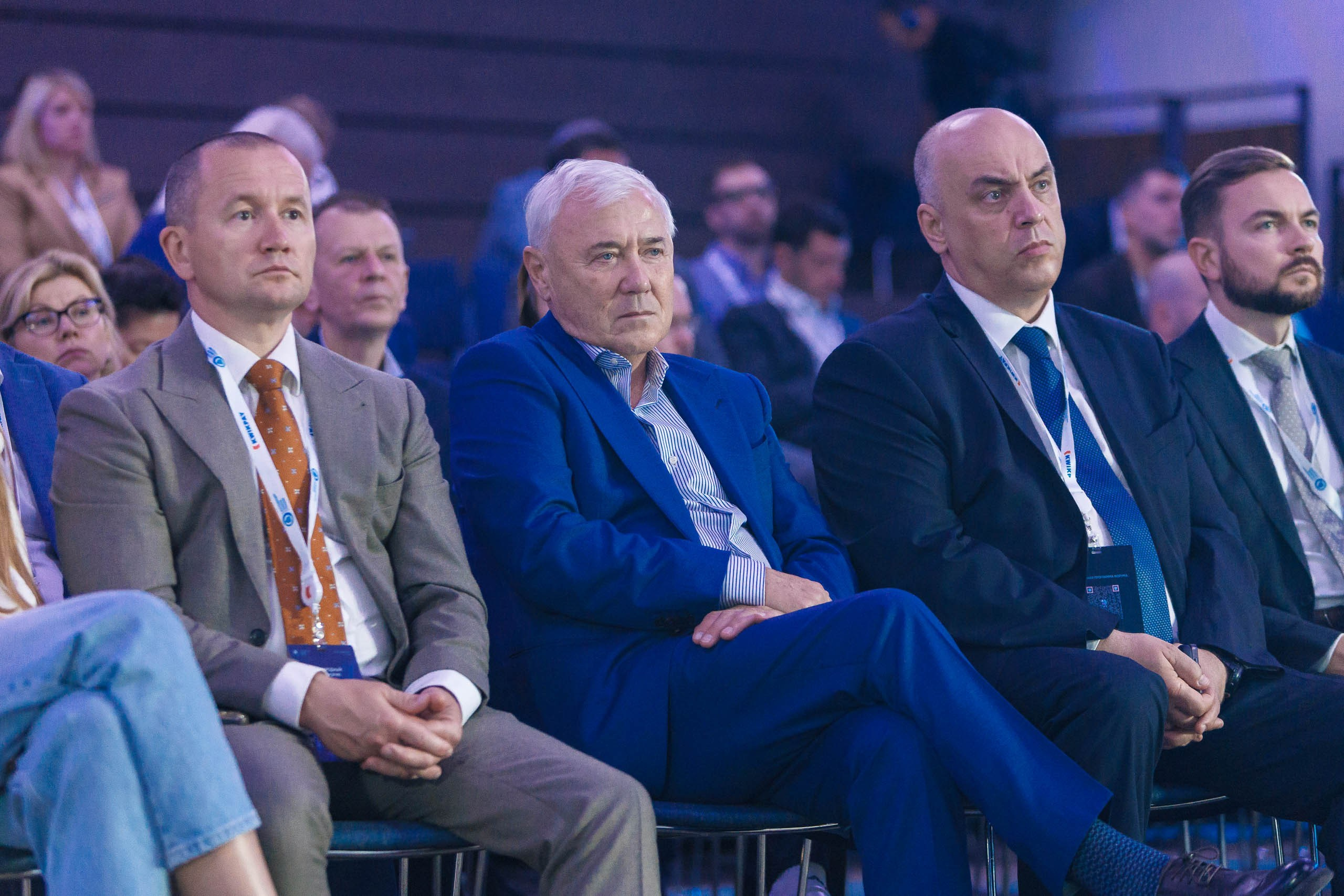 Лидер финансового рынка на подиуме XXII банковского форума, деловой костюм