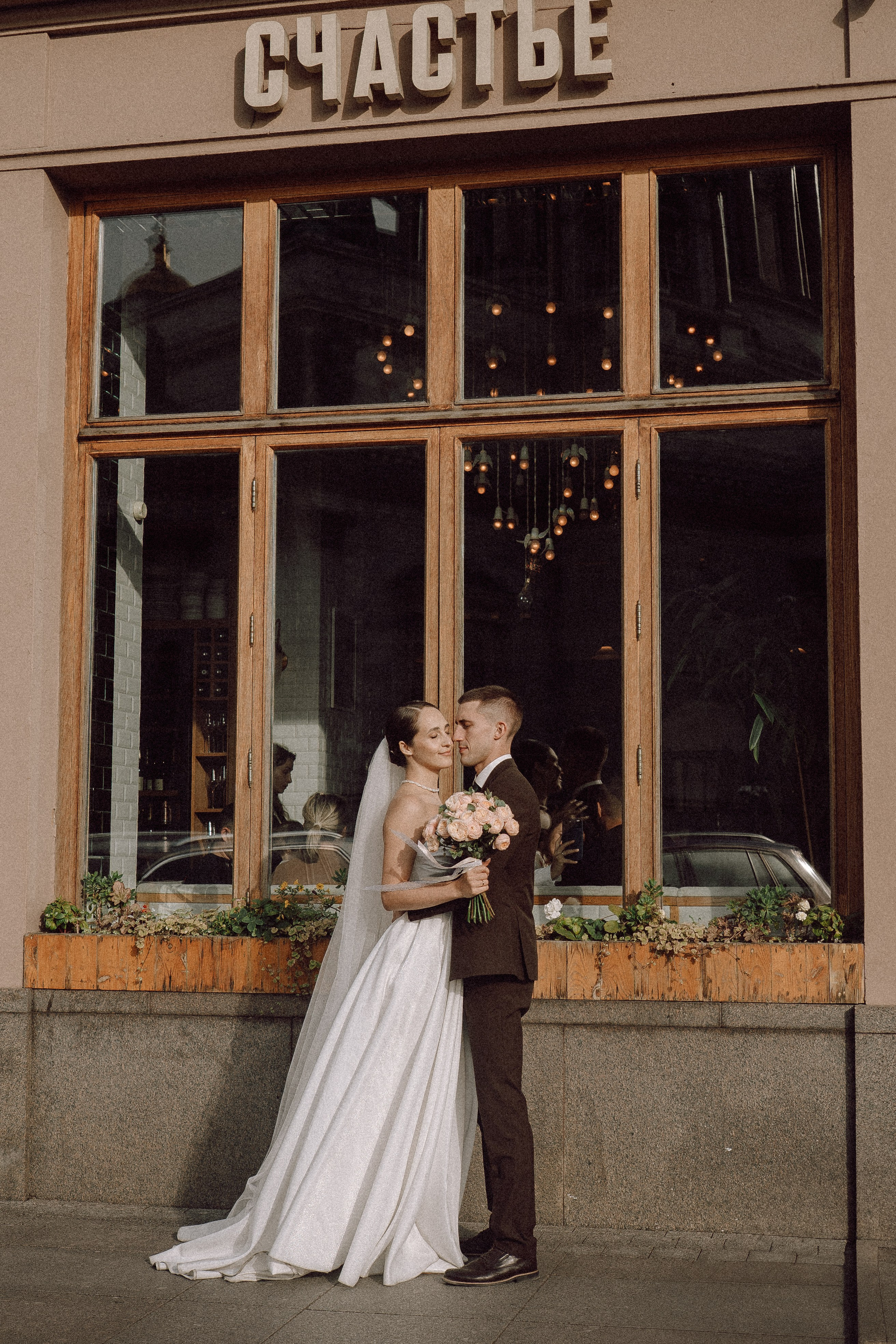 СВАДЕБНАЯ ПРОГУЛКА В САНТК-ПЕТЕРБУРГЕ (ИСАКИЕВСКИЙ СОБОР, ЗИМНЯЯ КАНАВКА, ЭРМИТАЖ И БОЛЬШАЯ МОРСКАЯ УЛИЦА). Профессиональный фотограф, Санкт-Петербург — Виктория Богомолова