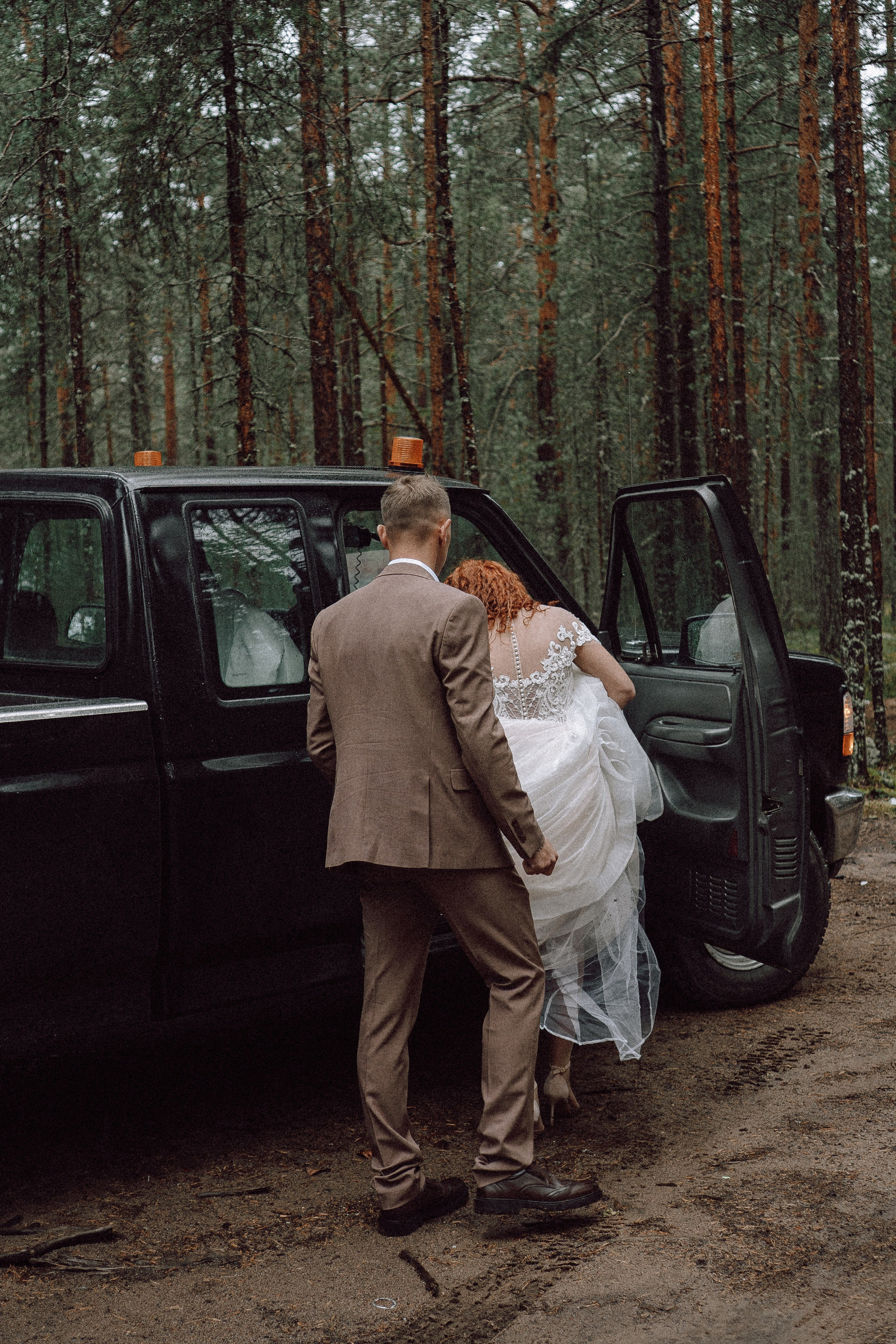 СВАДЕБНАЯ ФОТОСЕССИИЯ ПАРЫ В ГОРОДЕ ПРИОЗЕРСК В СОСНОВОМ ЛЕСУ И С ПИКАПОМ. Профессиональный фотограф, Санкт-Петербург — Виктория Богомолова
