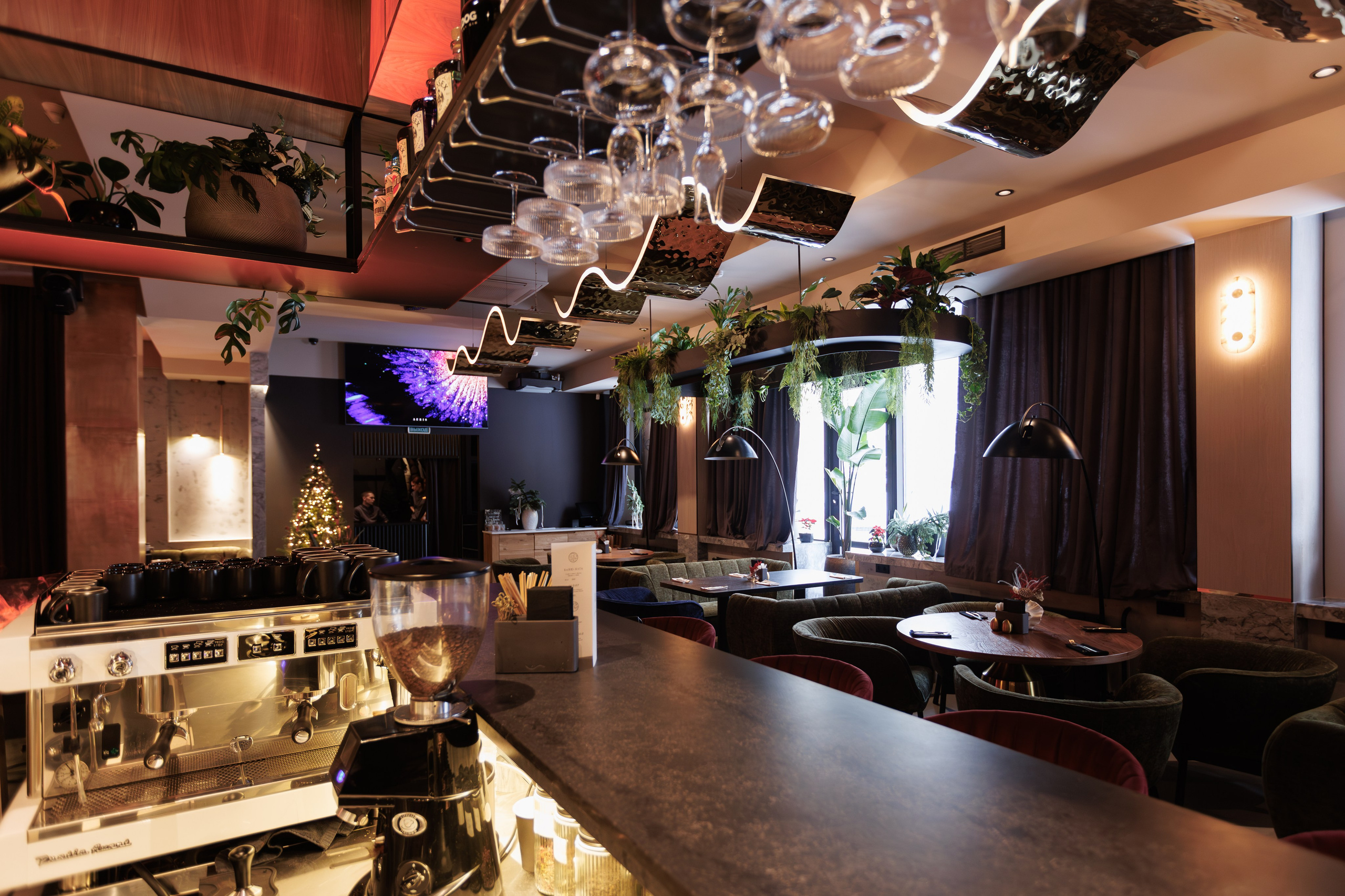 Фотограф для интерьерной съемки ресторана. Контент для бизнеса в Екатеринбурге Полдень Медиа