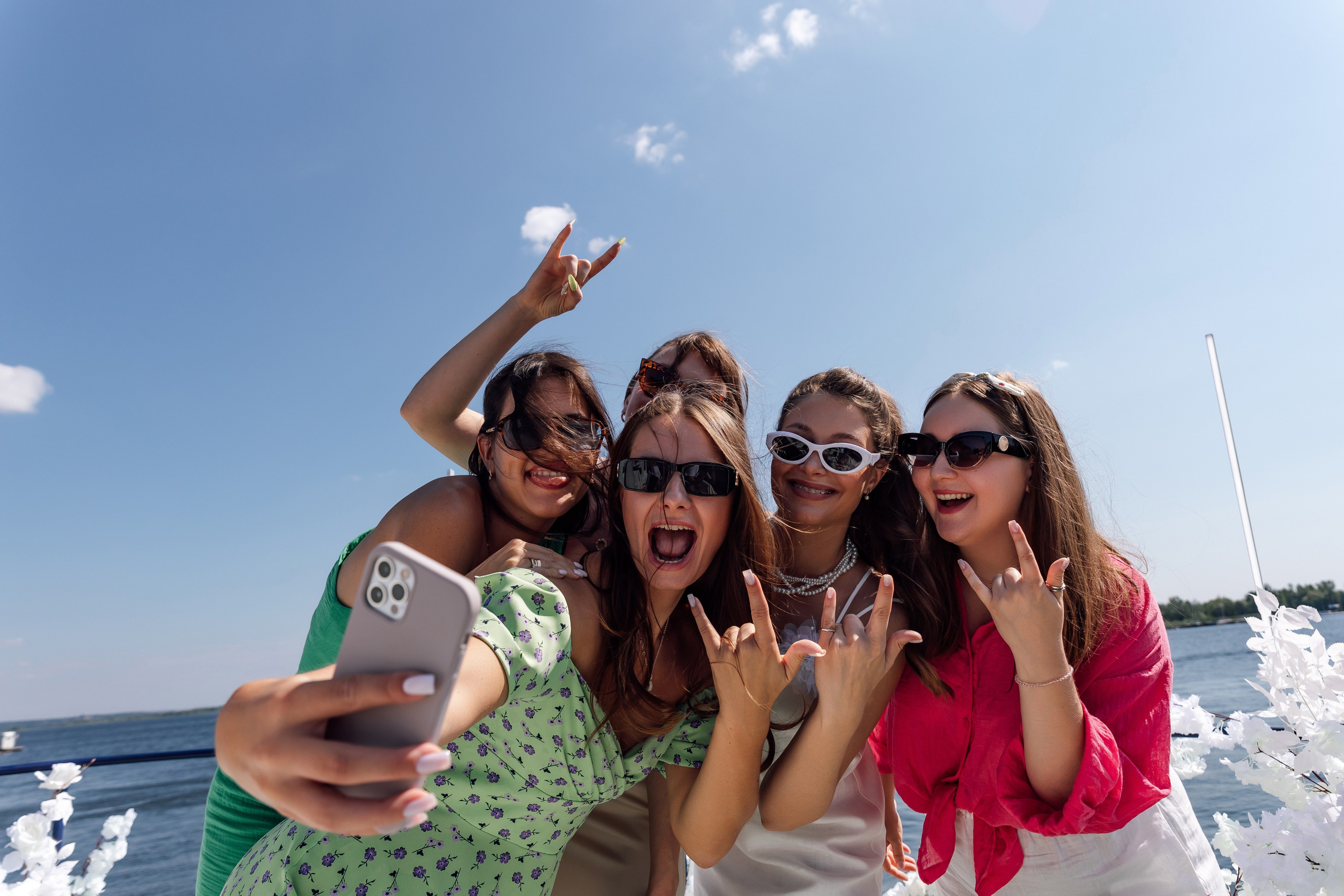 Александра и Геннадий. Яхта. Свадебный фотограф в Саратове