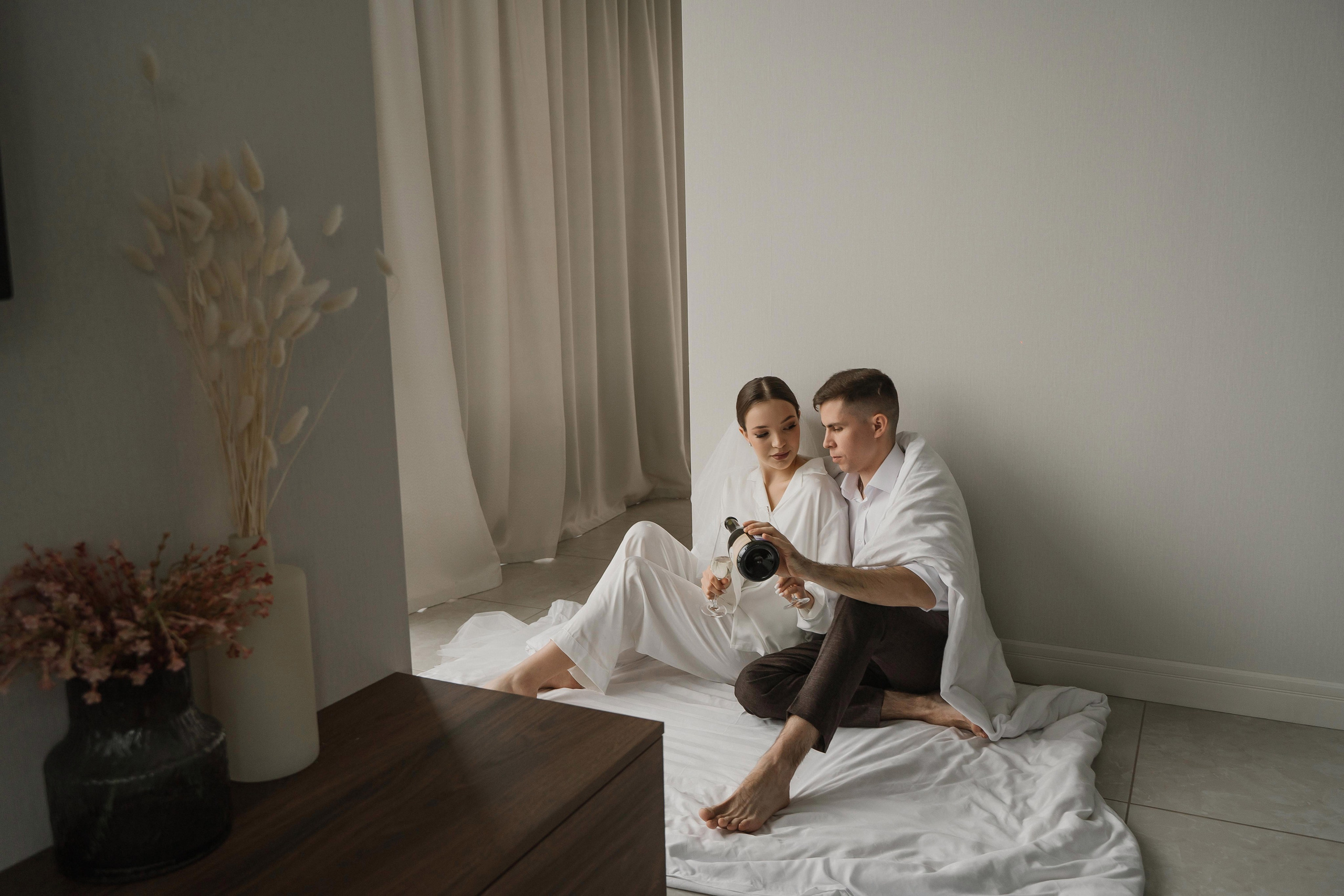 Свадебное утро в квартире: сборы жениха и невесты 