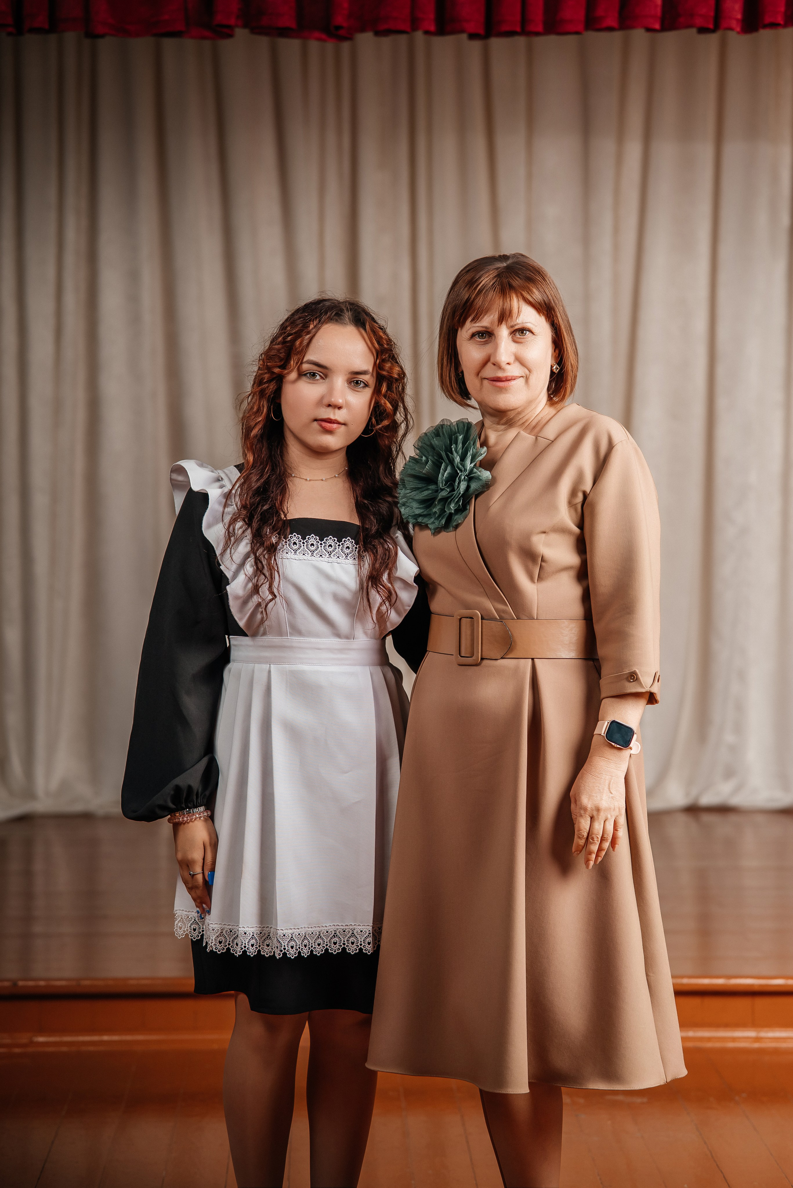 Классическая классика. Школьный фотограф в Валуйках. Фотосессии для выпускников и изготовление выпускных альбомов в городе Валуйки и в Белгородской области