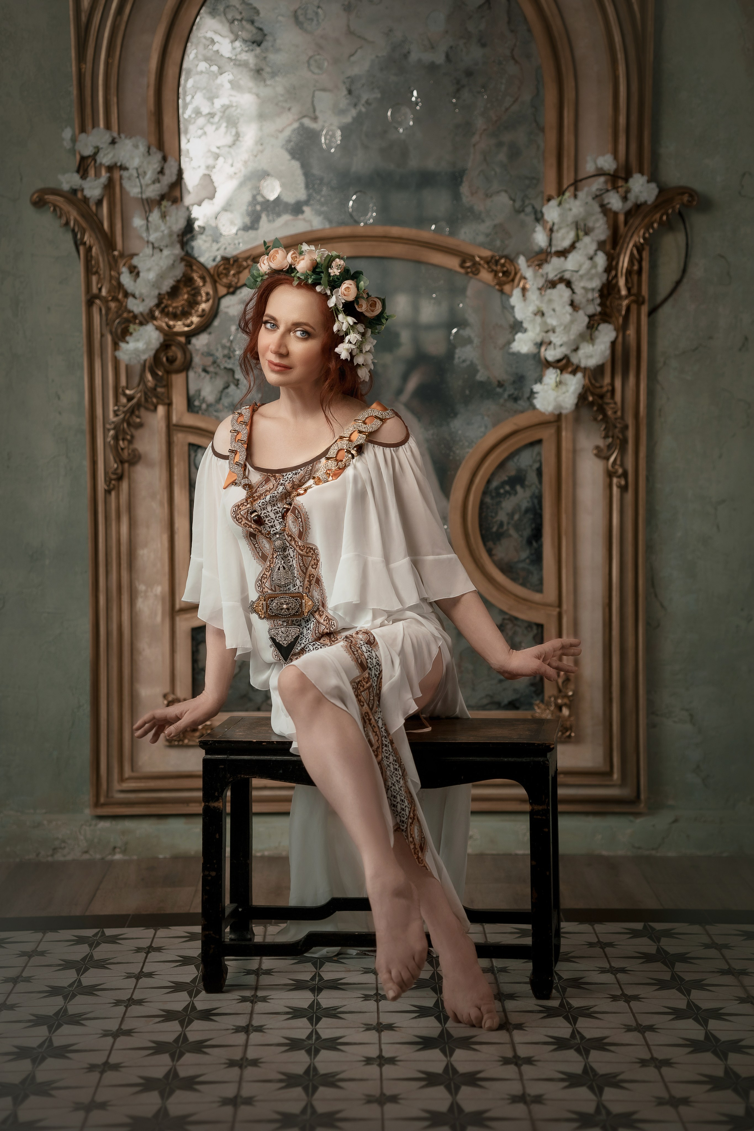 Женщина фотограф стилизованная винтажная фотосъемка в студии летящие ткани цветы зеркало ретро арт-деко Москва