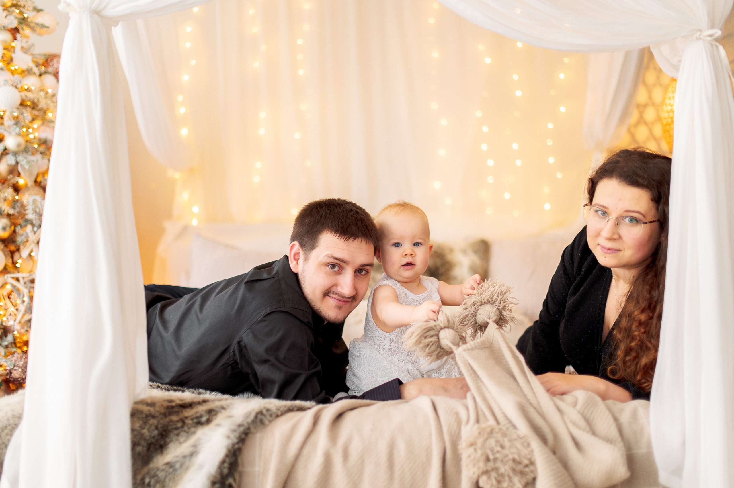Семейная новогодняя фотосессия в студии. Семейный и свадебный фотограф в Санкт-Петербурге Гришин Юрий