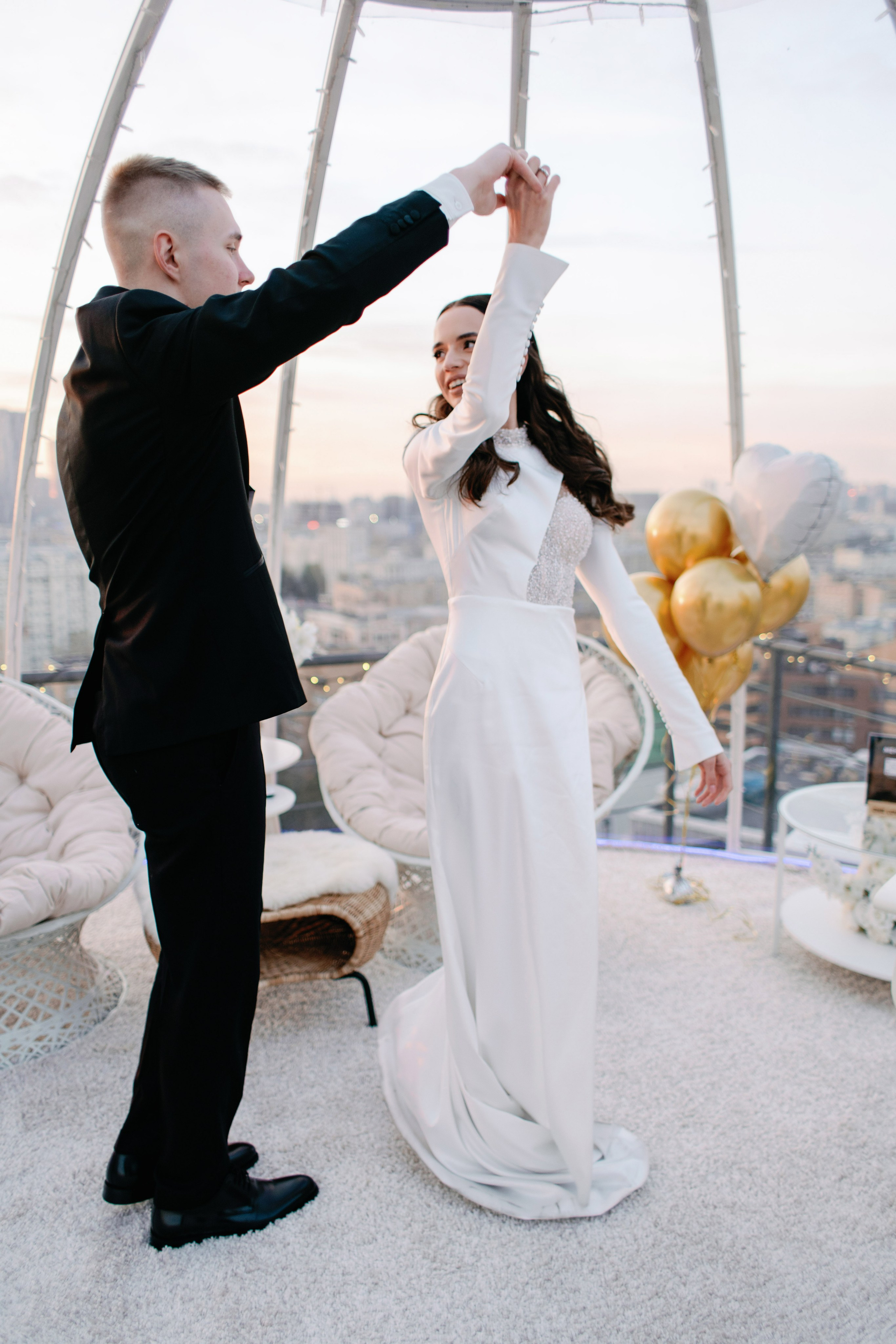 Свадьба для двоих в Москве, фотосессия на крыше, сборы, прогулка в Barvikha Luxury Village
