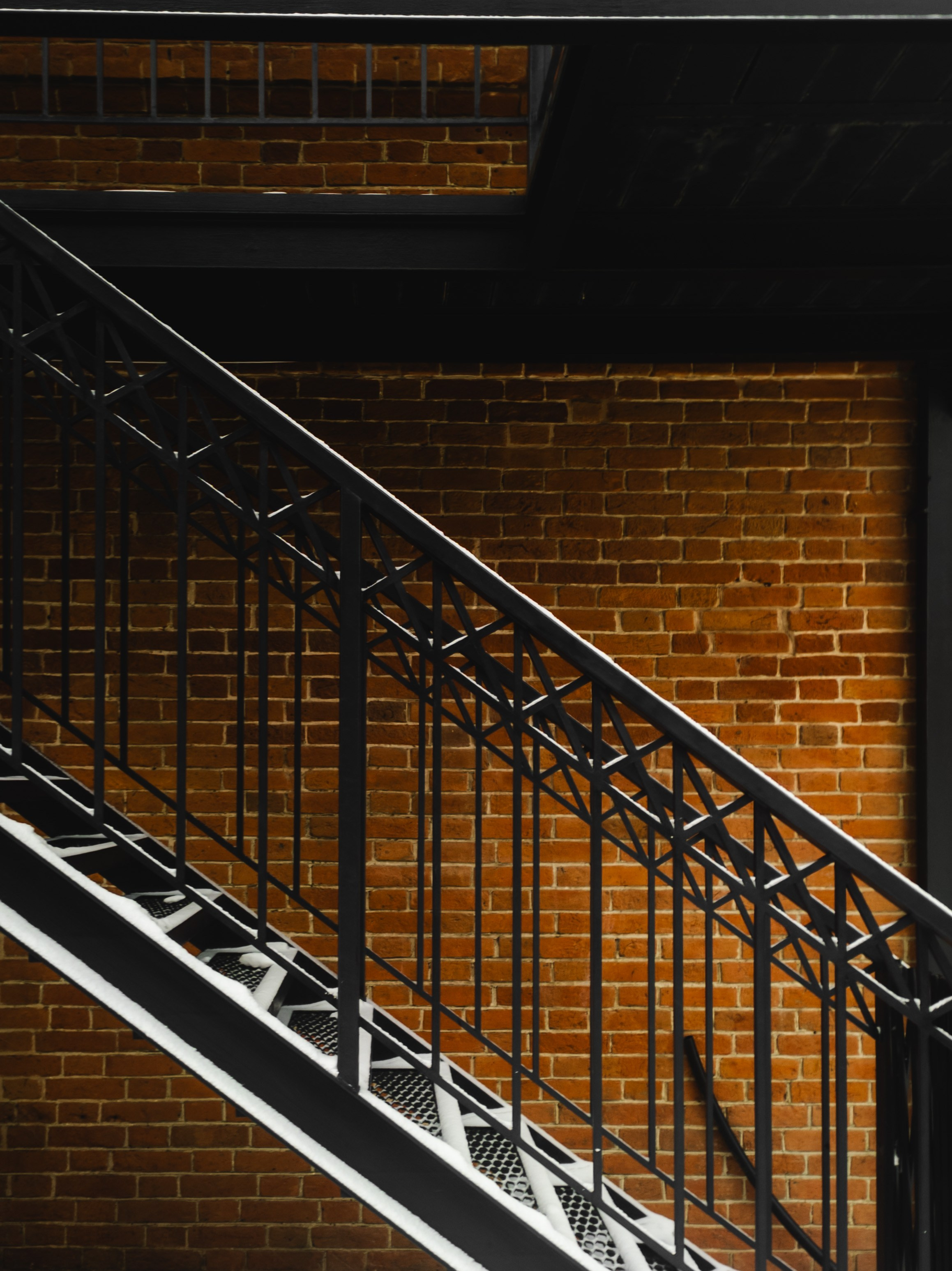 Лестница на фоне кирпичной стены