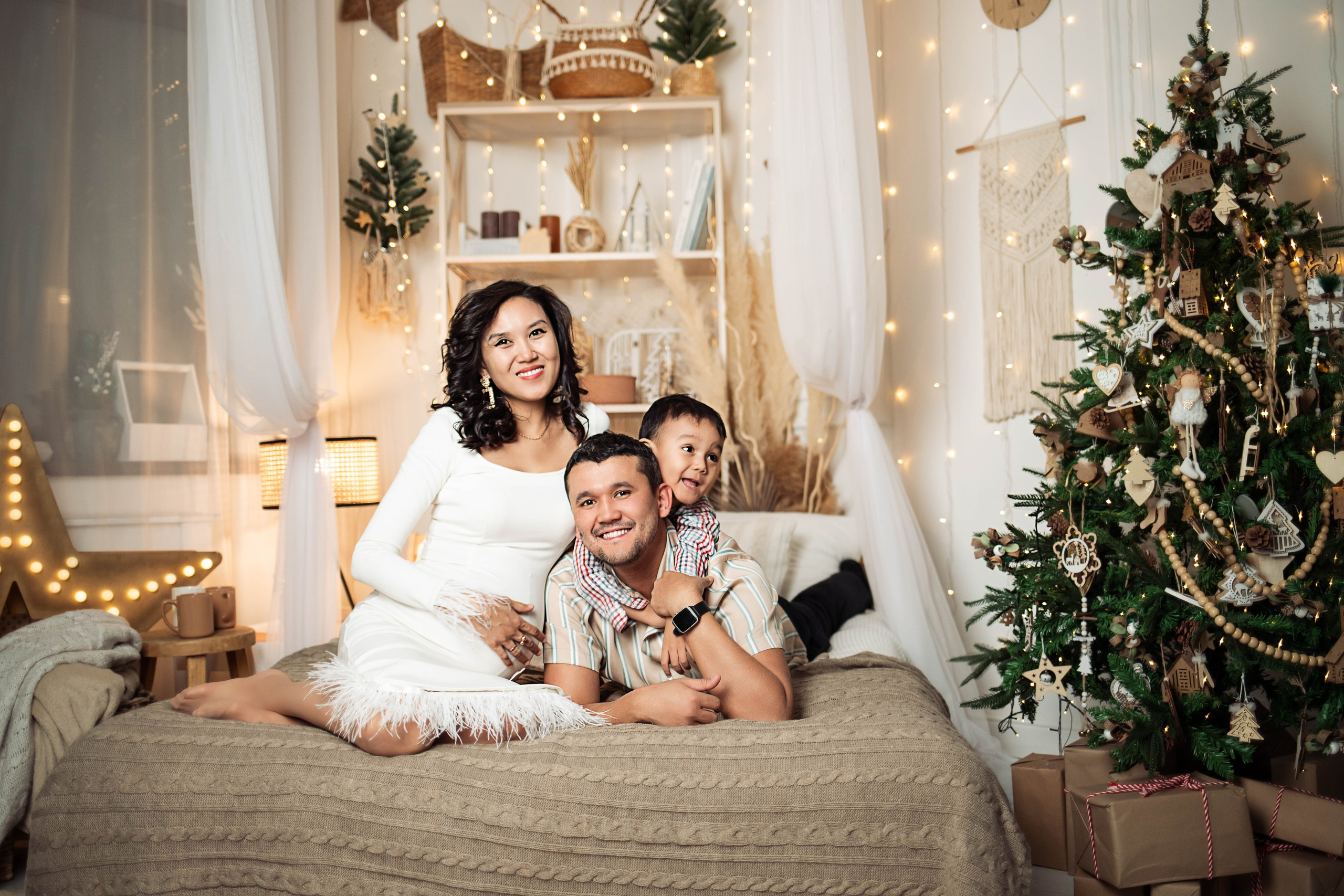 Семейная фотосессия в студии. Фотограф новорожденных в Новосибирске