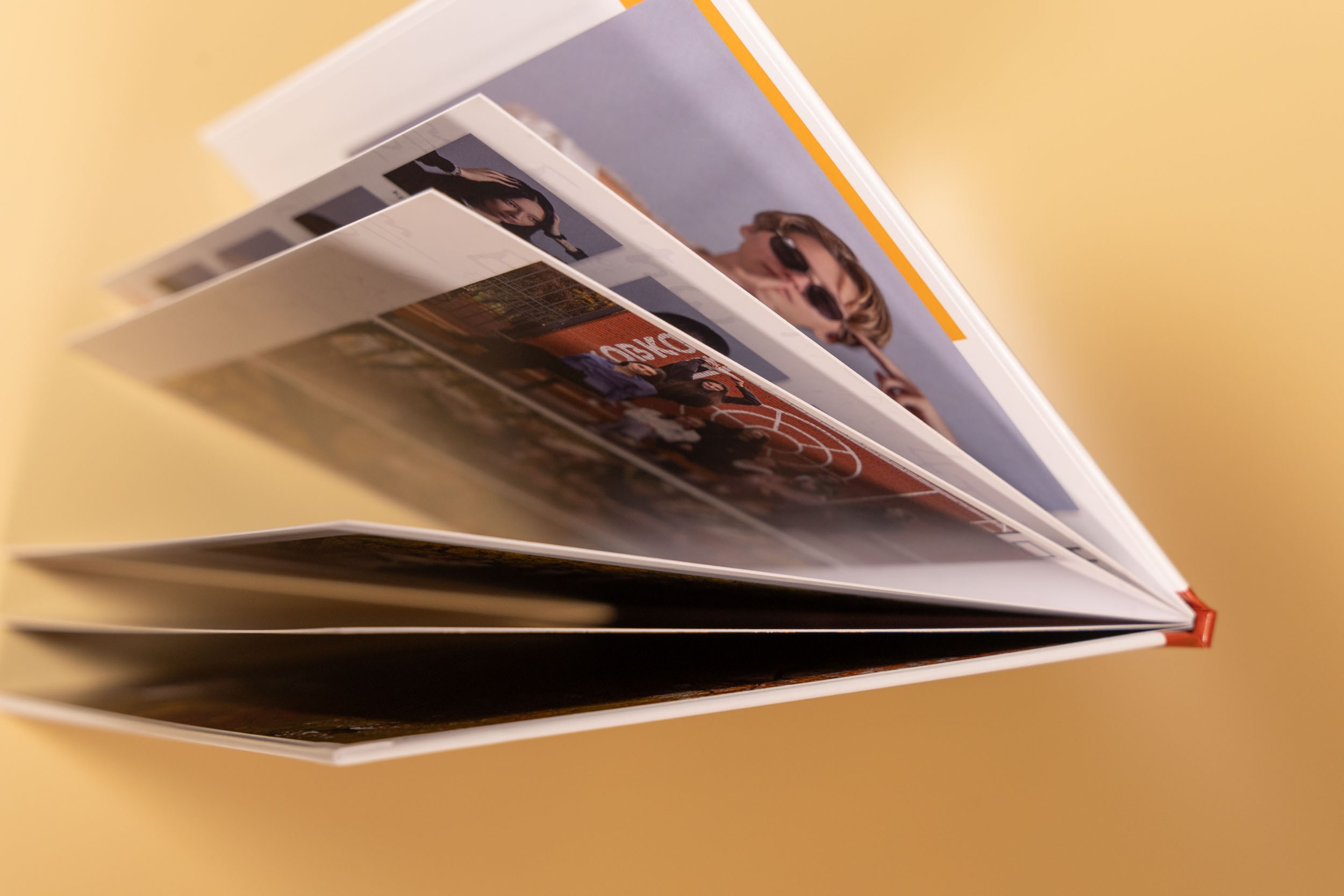 Плотные страницы выпускной фотокниги 11 класса в Вологде.