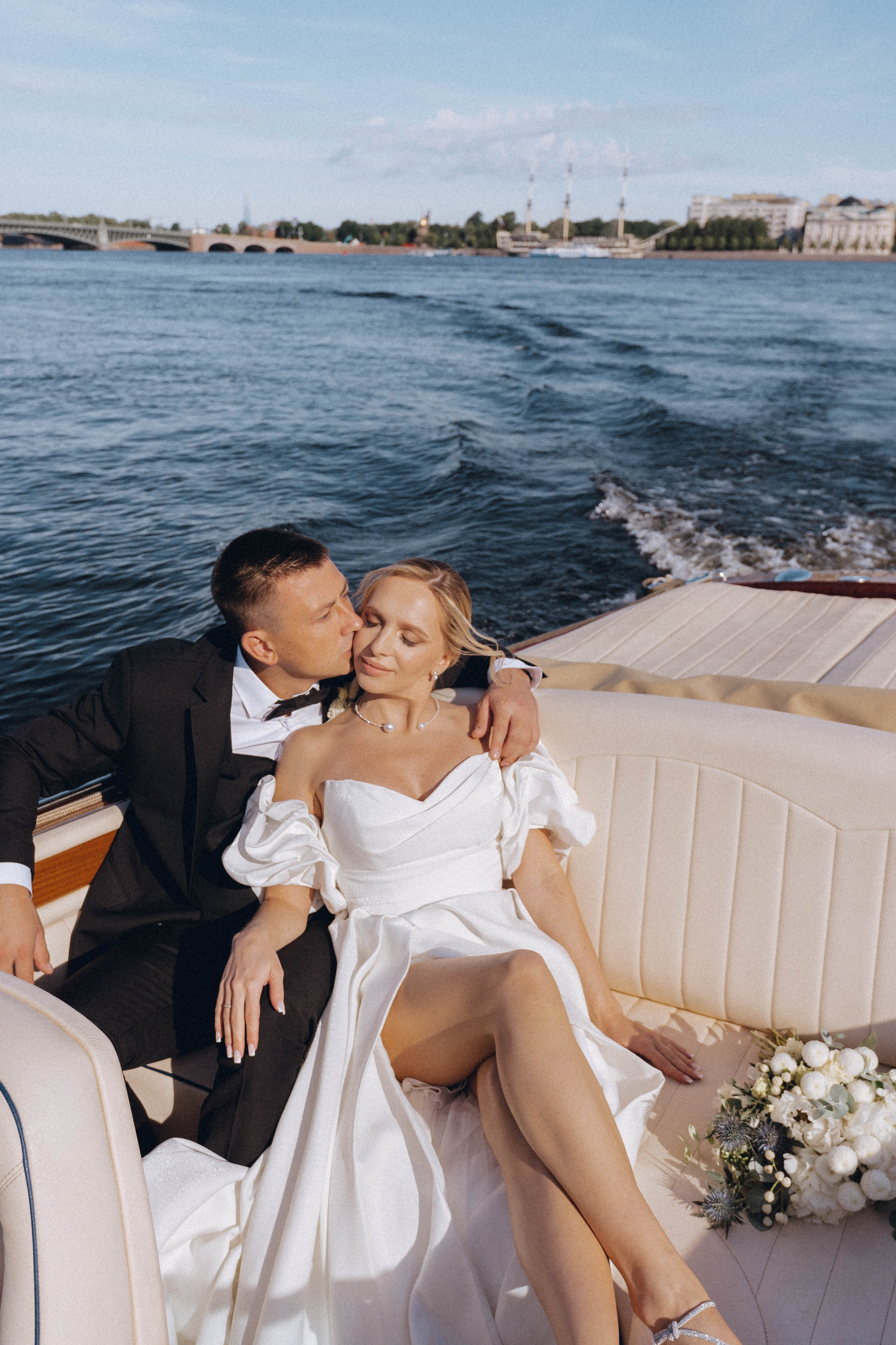 СВАДЕНБНАЯ СЬЕМКА НА КАТЕРЕ ПО КАНАЛАМ САНКТ-ПЕТЕРБУРГА И В АКВАТОРИИ НЕВЫ. Профессиональный фотограф, Санкт-Петербург — Виктория Богомолова