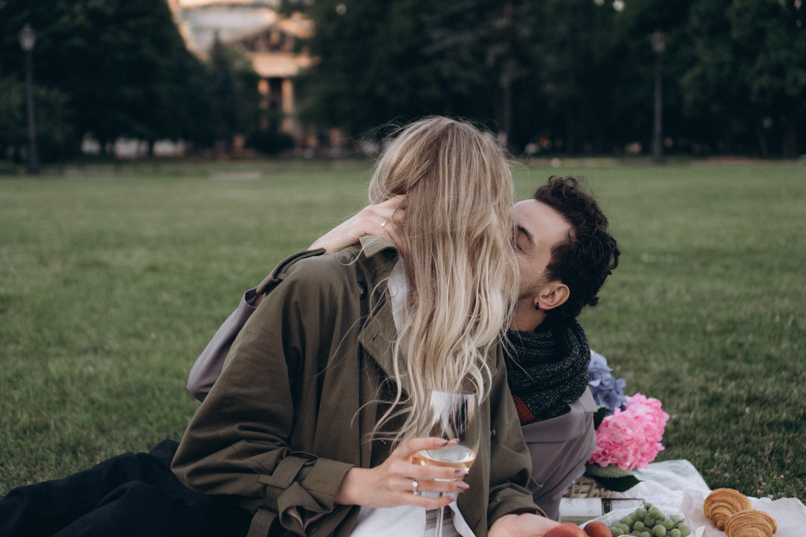 СВАДЕБНАЯ СЬЕМКА ПАРЫ НА РАССВЕТЕ В БЕЛЫЕ НОЧИ И ПРОГУЛКА С РАЗВОДНЫМИ МОСТАМИ И ПИКНИК ВОЗЛЕ ИСАКИЕВСКОГО СОБОРА. Профессиональный фотограф, Санкт-Петербург — Виктория Богомолова